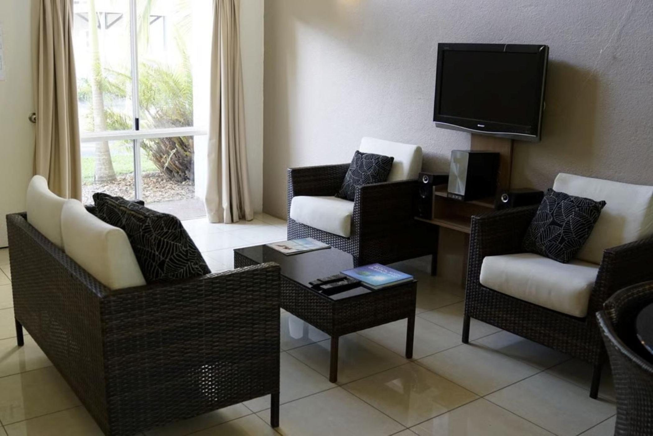 Three Bedroom Poolside Villa  photo 3