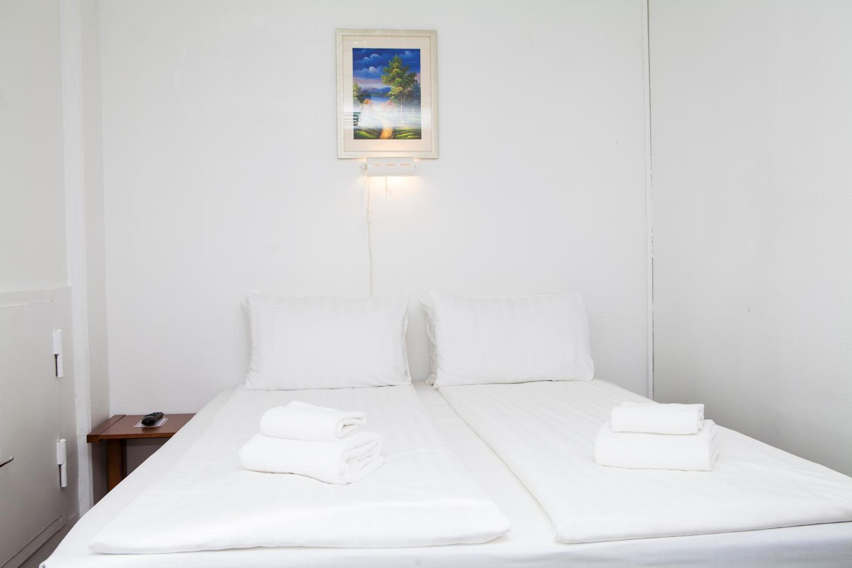 Double Room without Window - Photo 9
