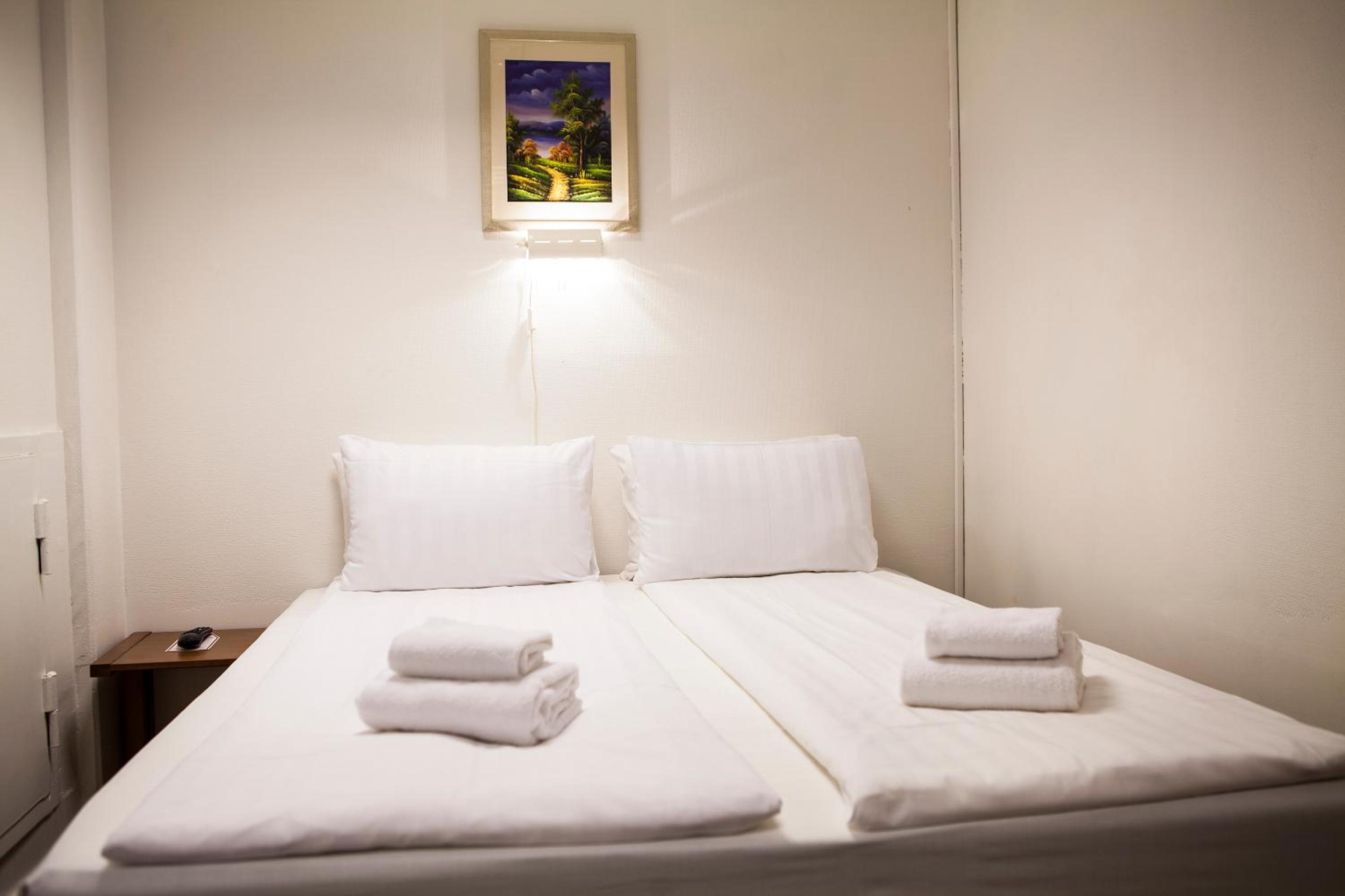 Double Room without Window - Photo 10