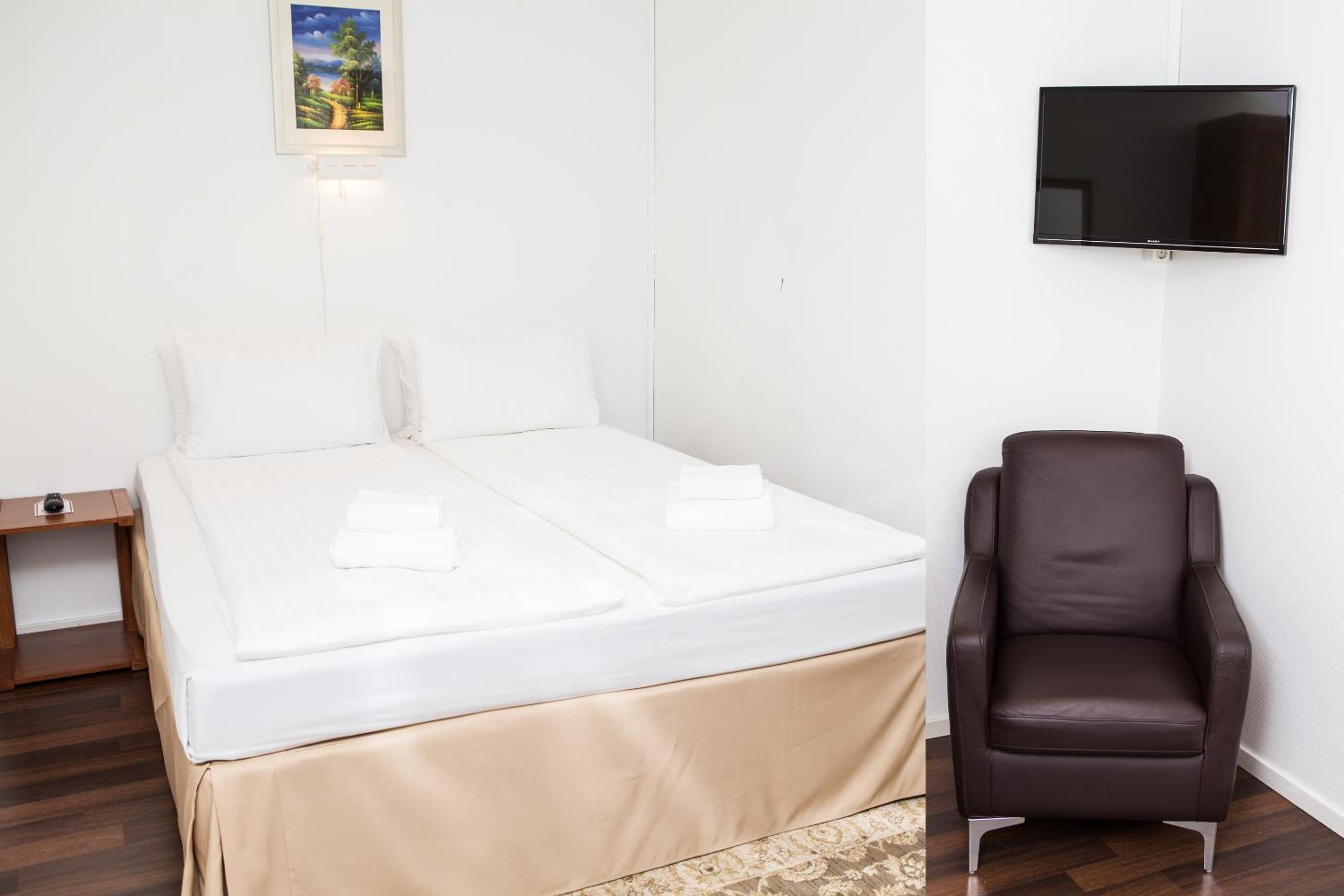 Double Room without Window - Photo 8