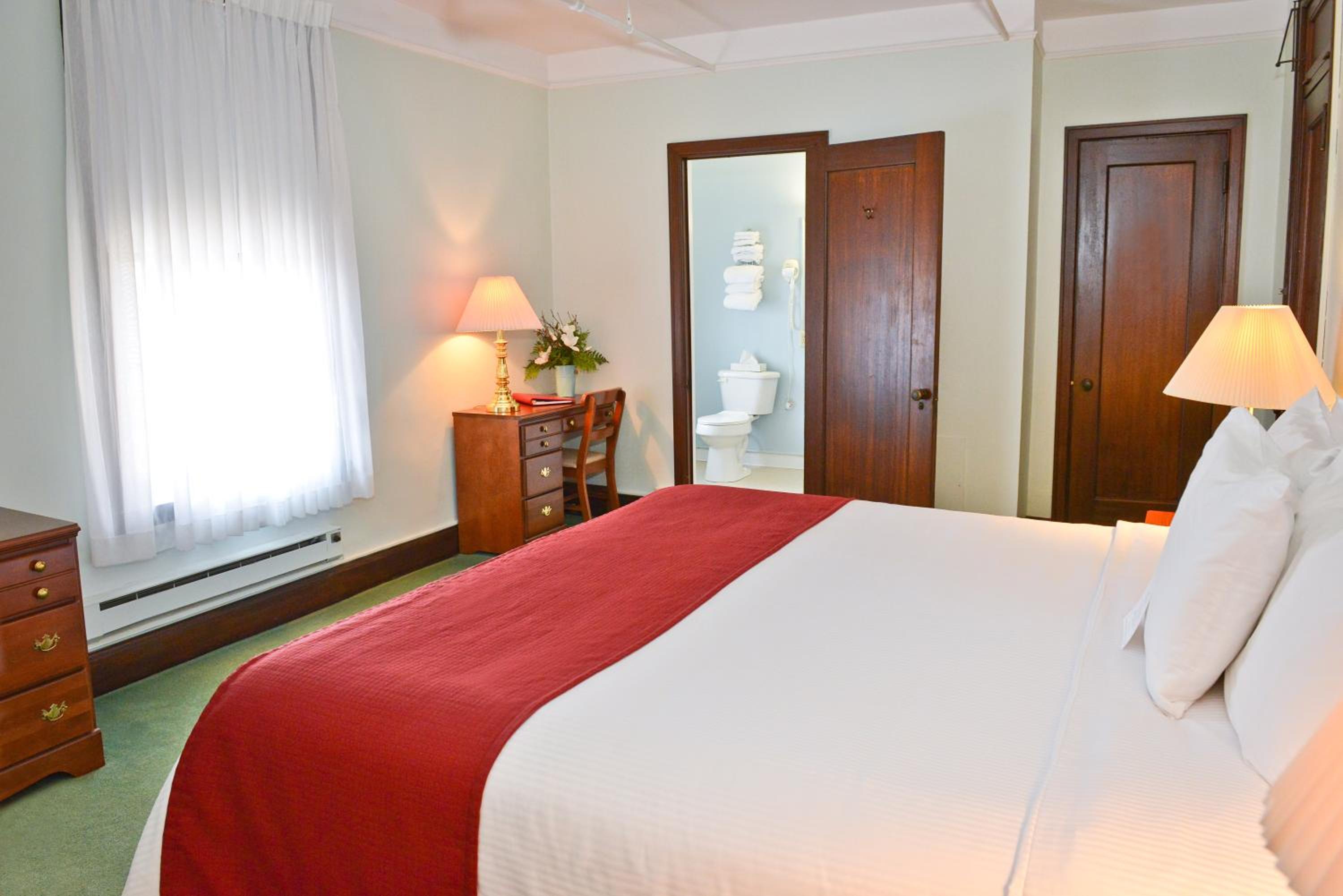 King Room with Seating Area - Hotel