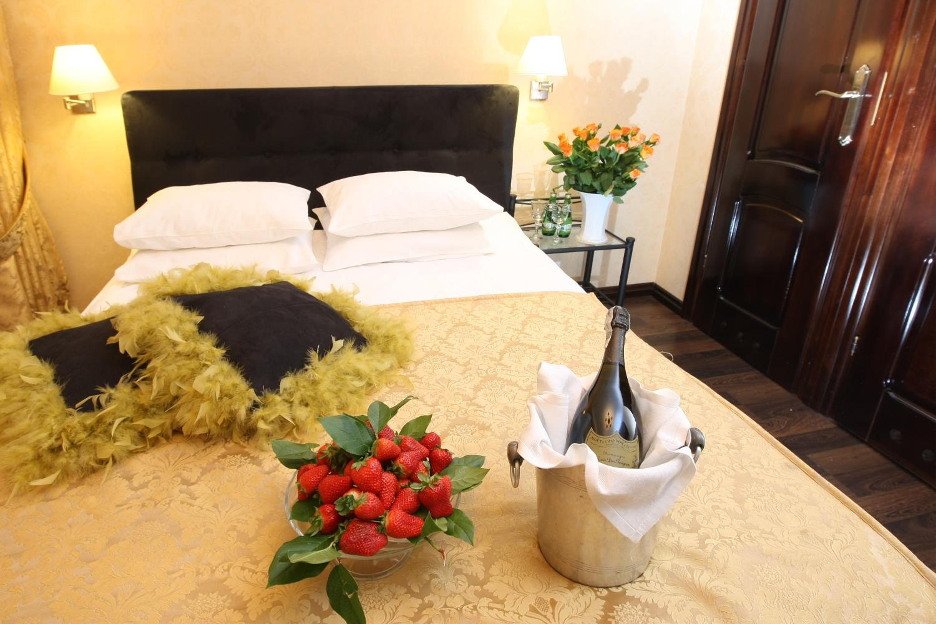 Deluxe Double Room - Photo 11