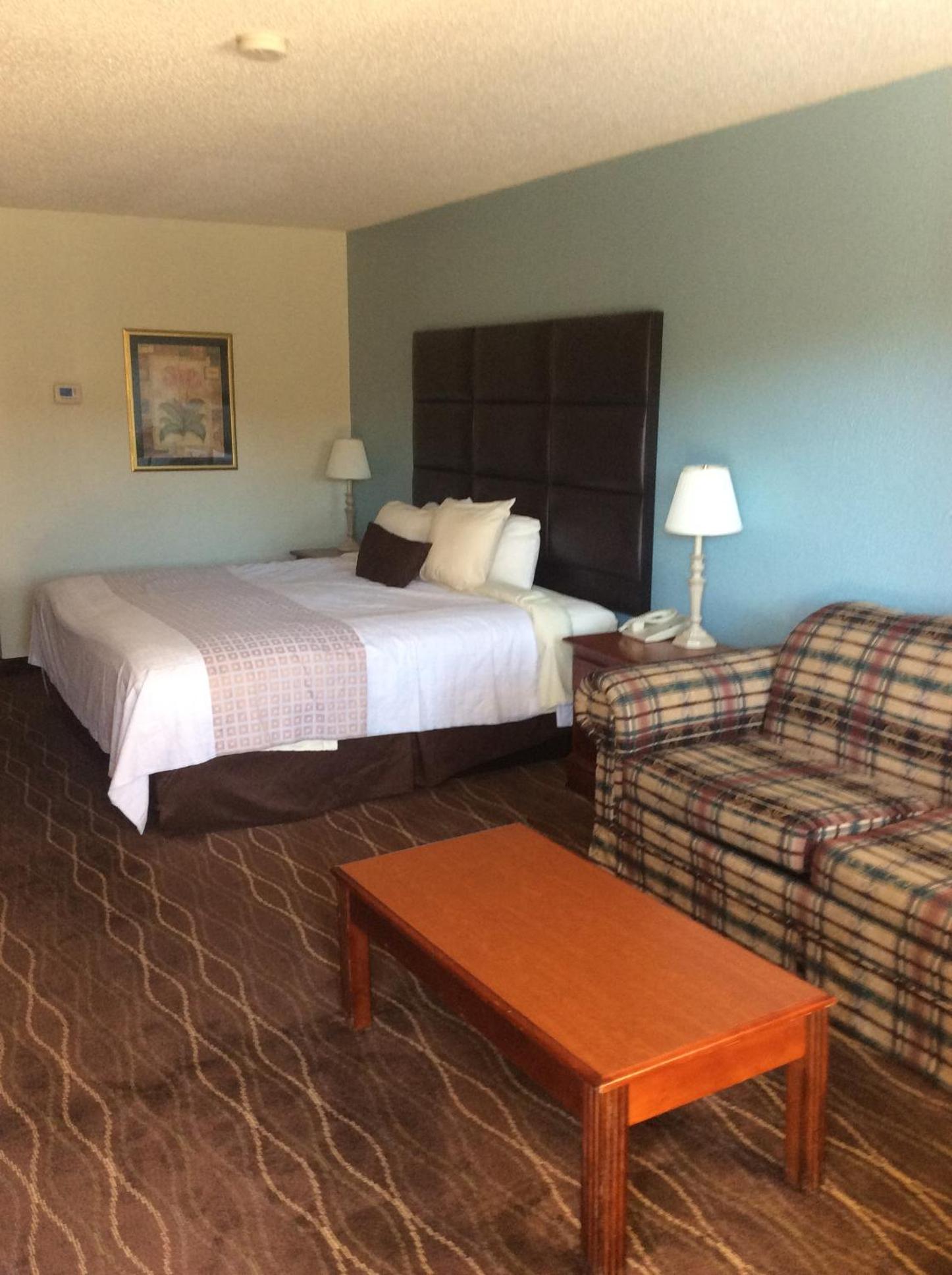 King Room with Tub with Grab Bars and One King Bed - Mobility Accessible/Non-Smoking photo 2