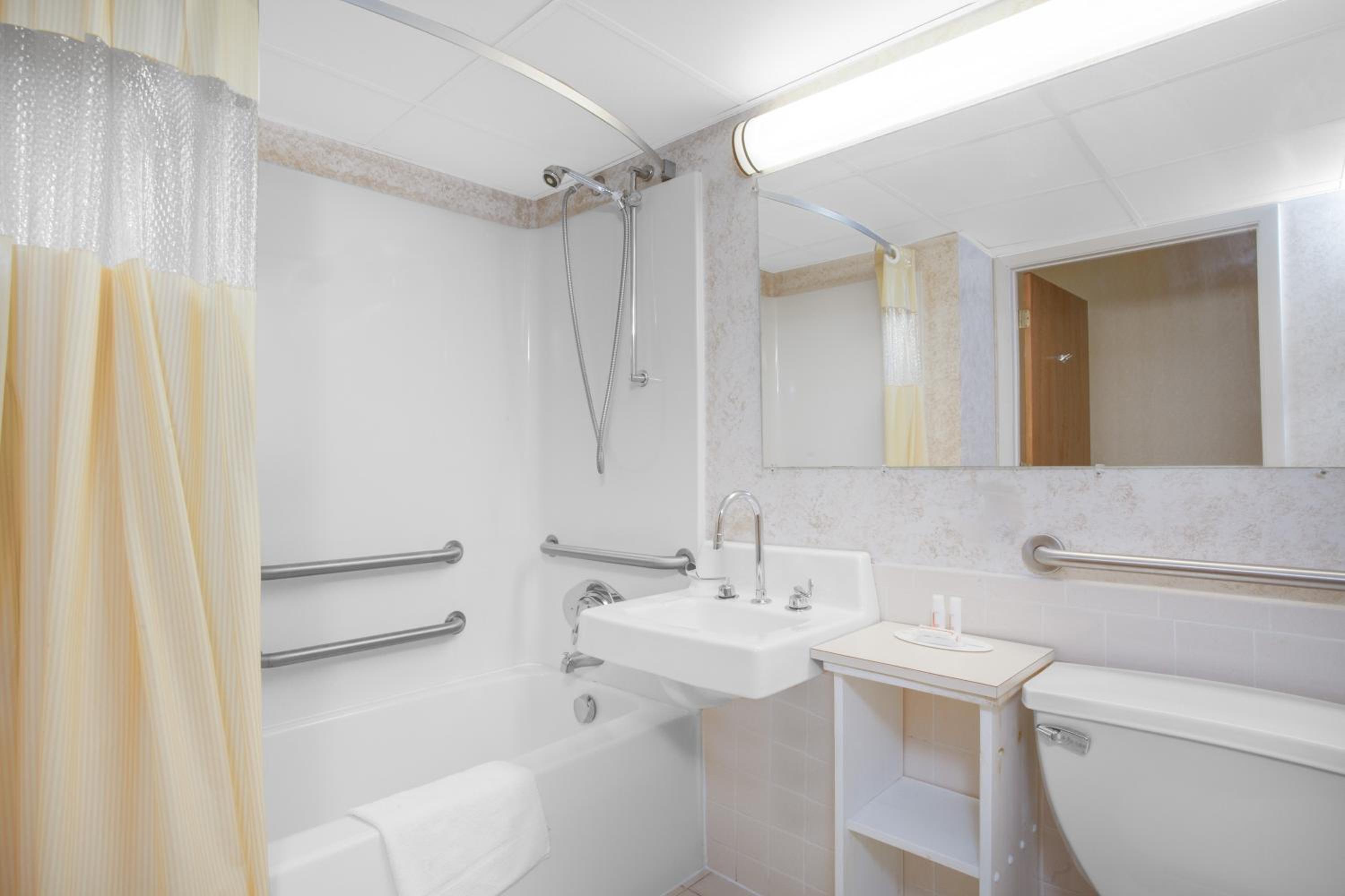 King Room - Mobility Access/Non-Smoking photo 2