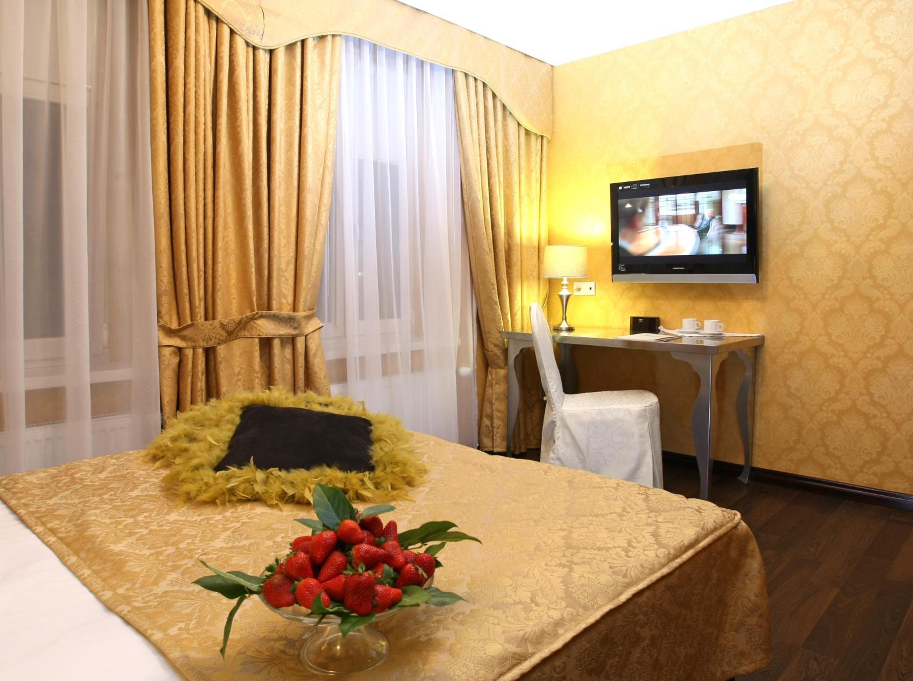 Deluxe Double Room - Photo 10