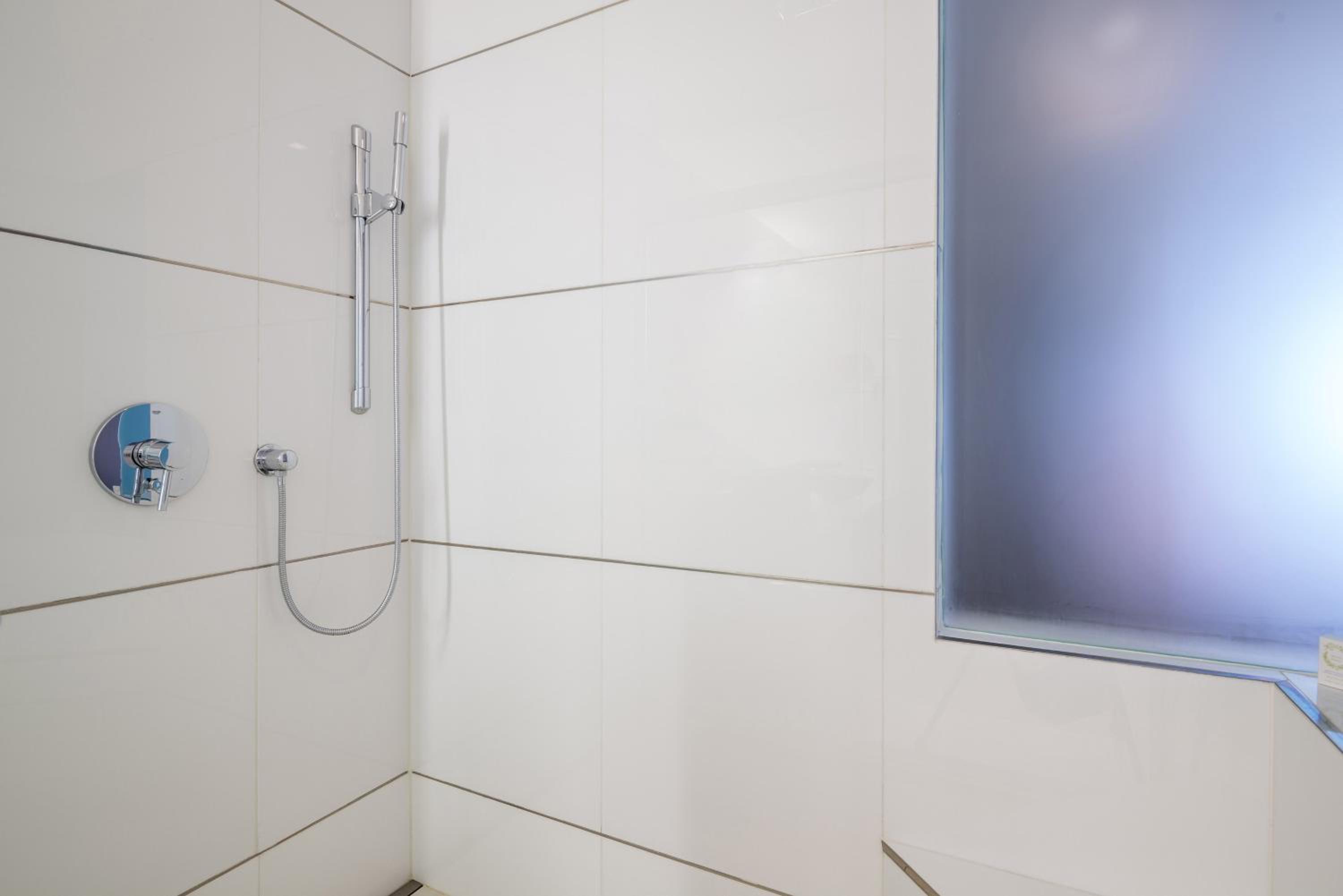 Superior Deluxe Suite - Photo 13