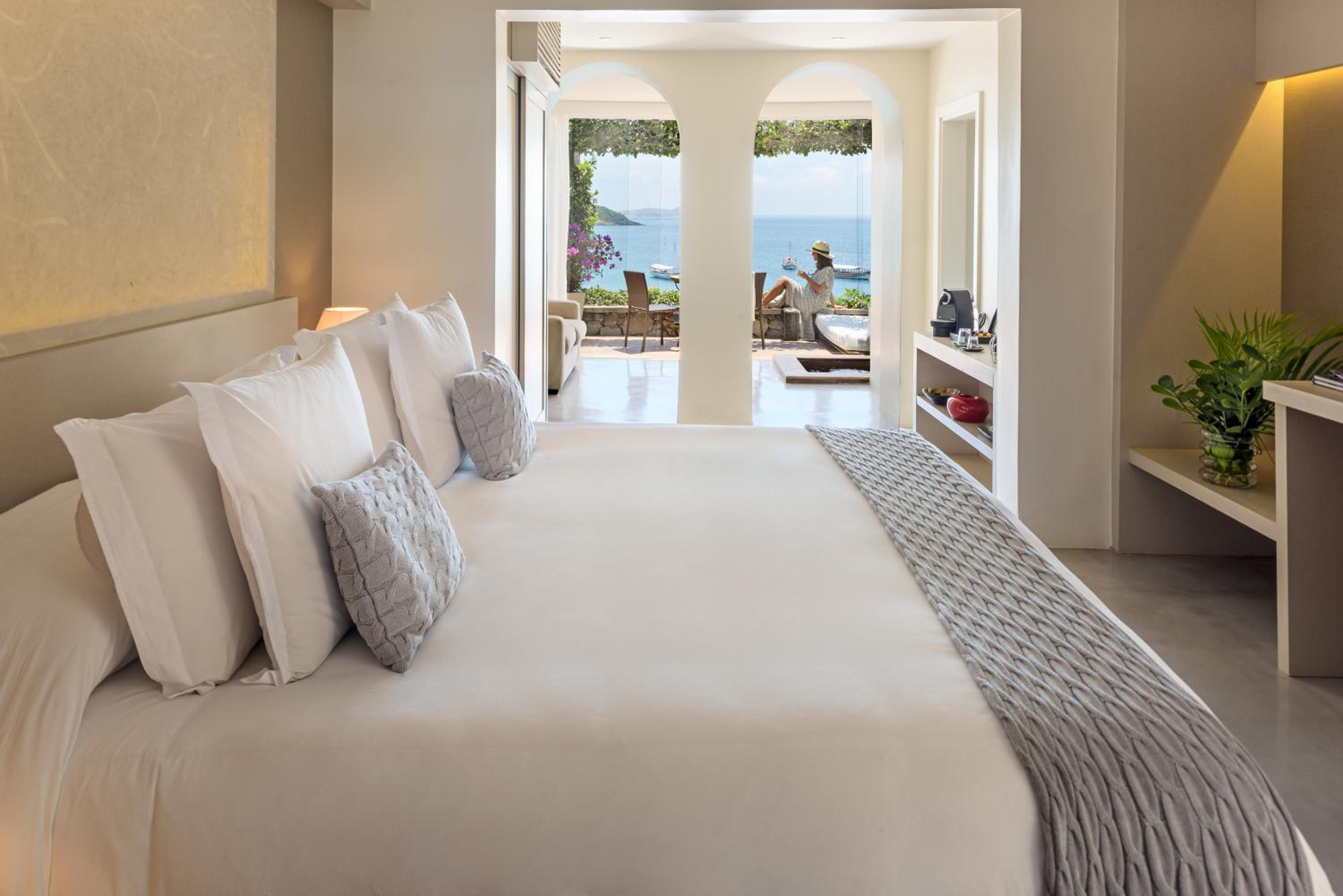 Suite with Balcony and Sea View