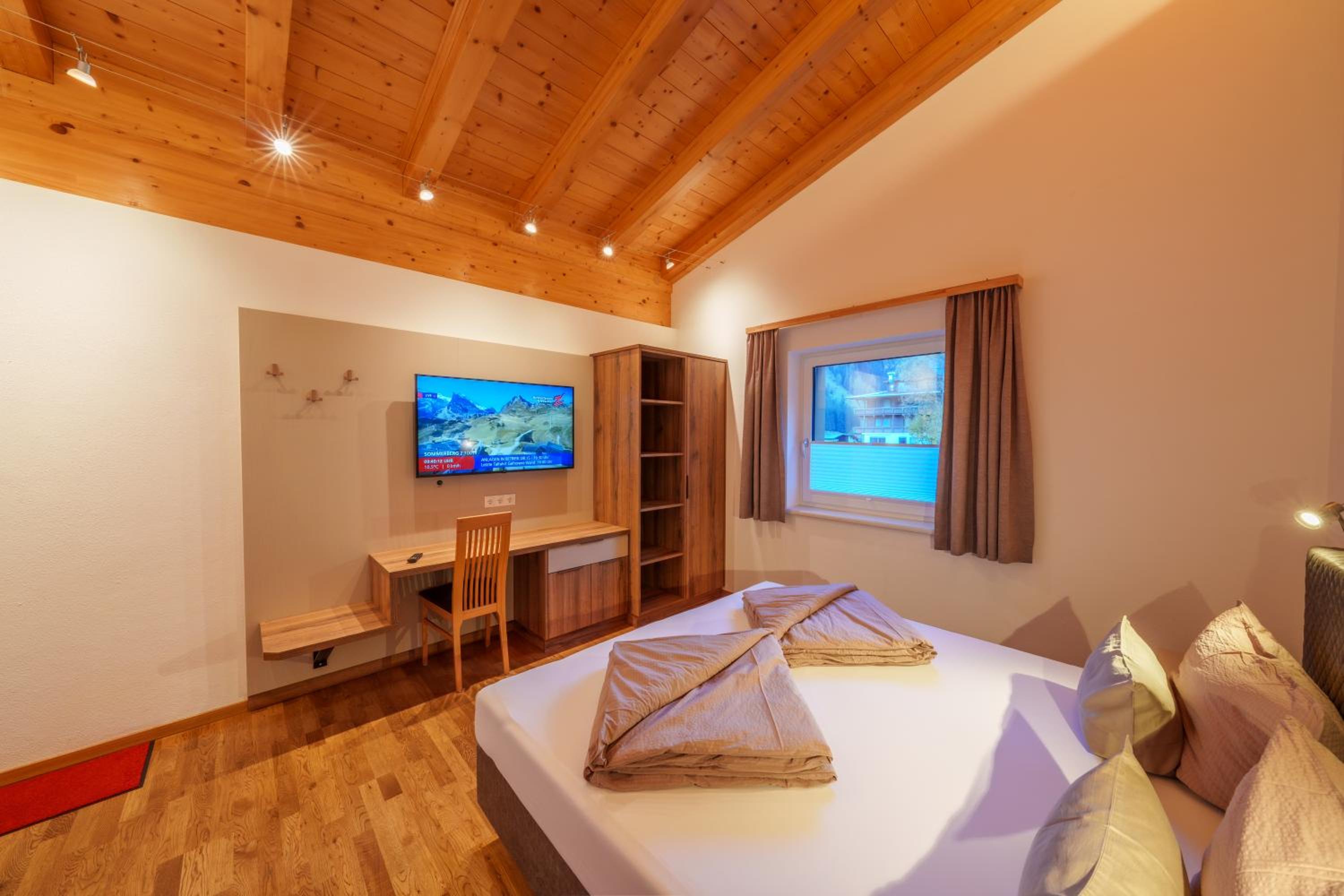 Three-Bedroom Apartment with Balcony photo 2