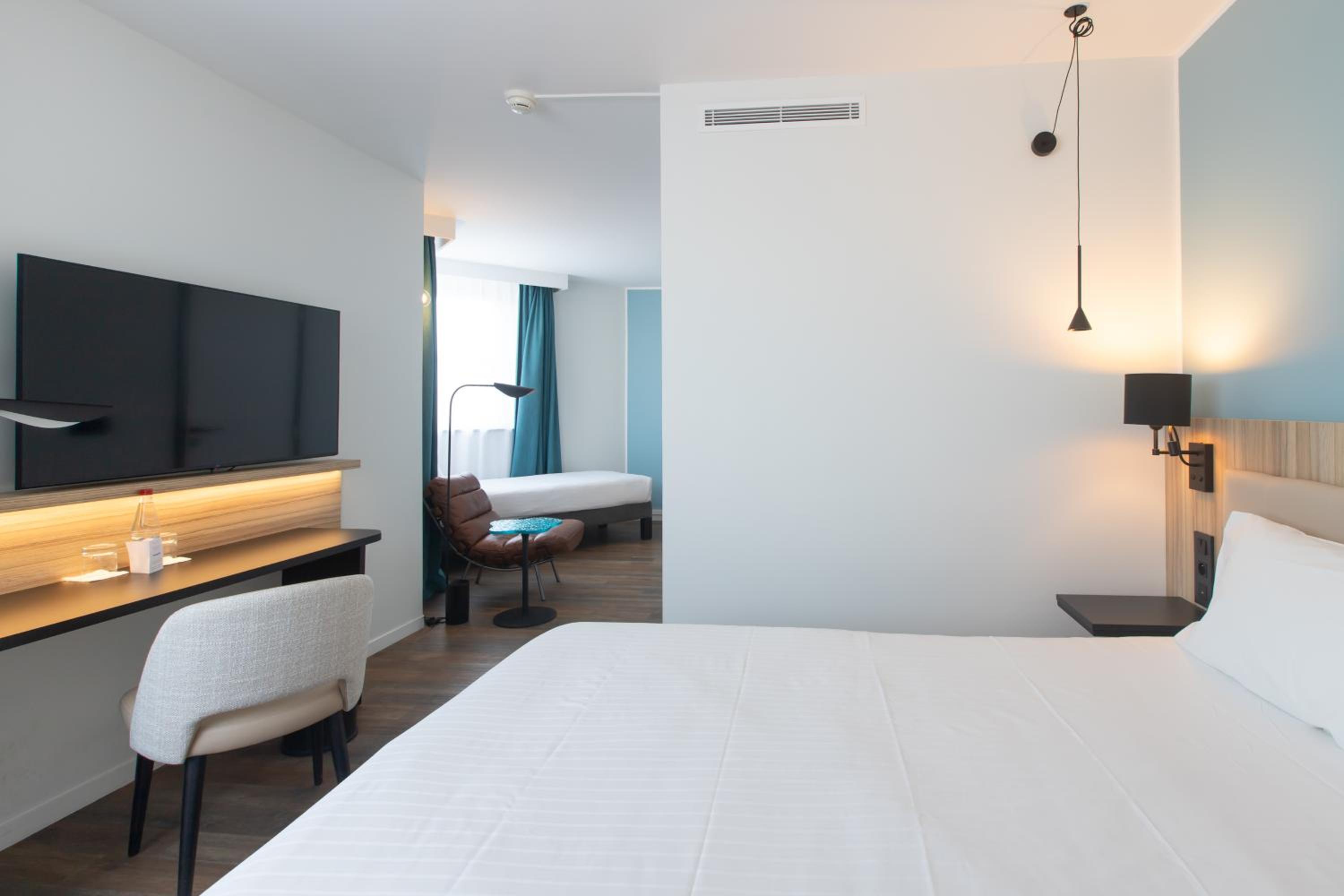 Junior King Suite with Sofa Bed - Photo 1