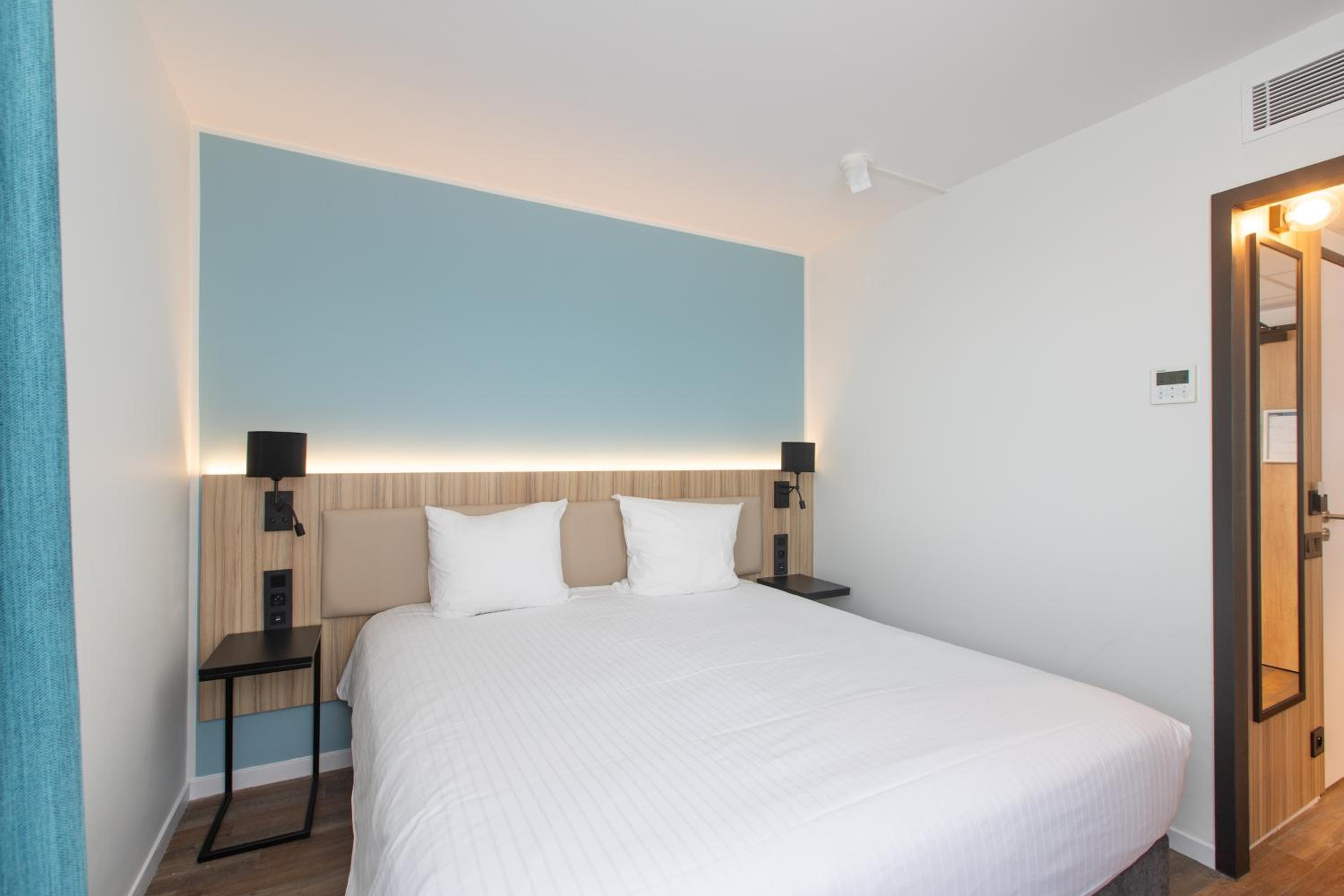 Standard Double Room with King Bed - Photo 2