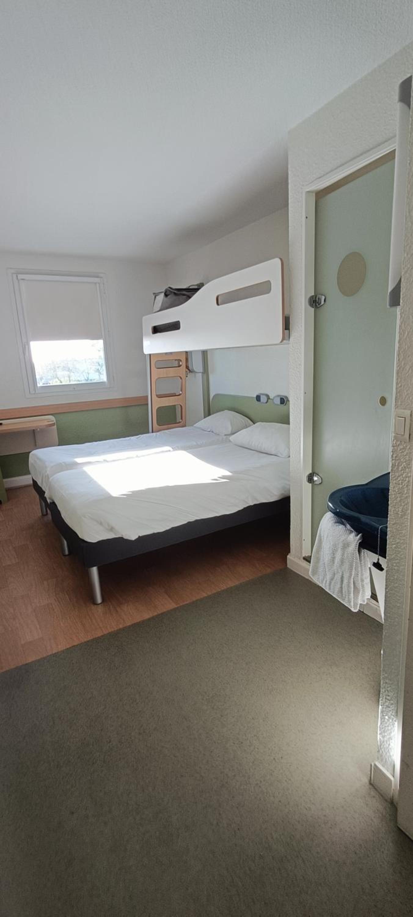 Standard Room With Three Single Beds photo 2
