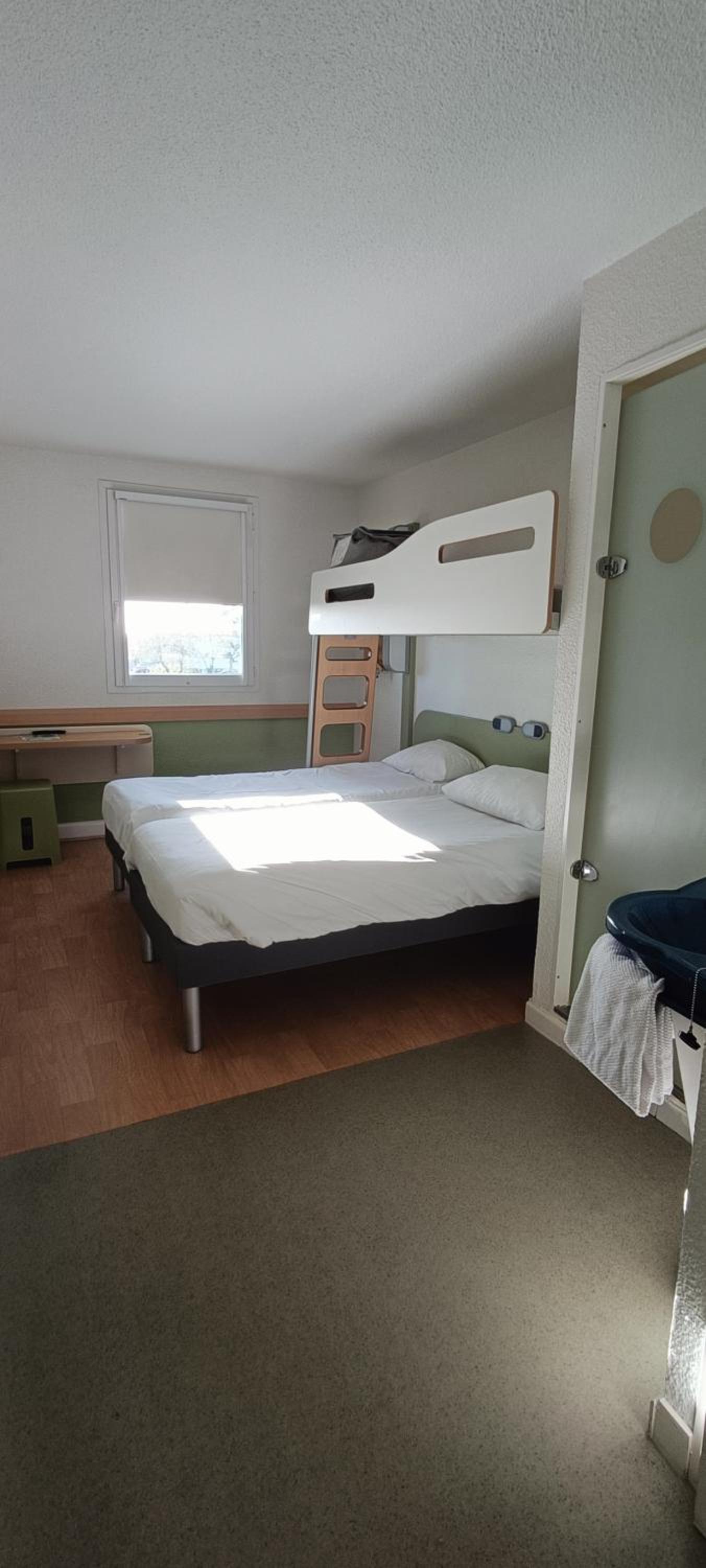 Standard Room With Three Single Beds photo 3