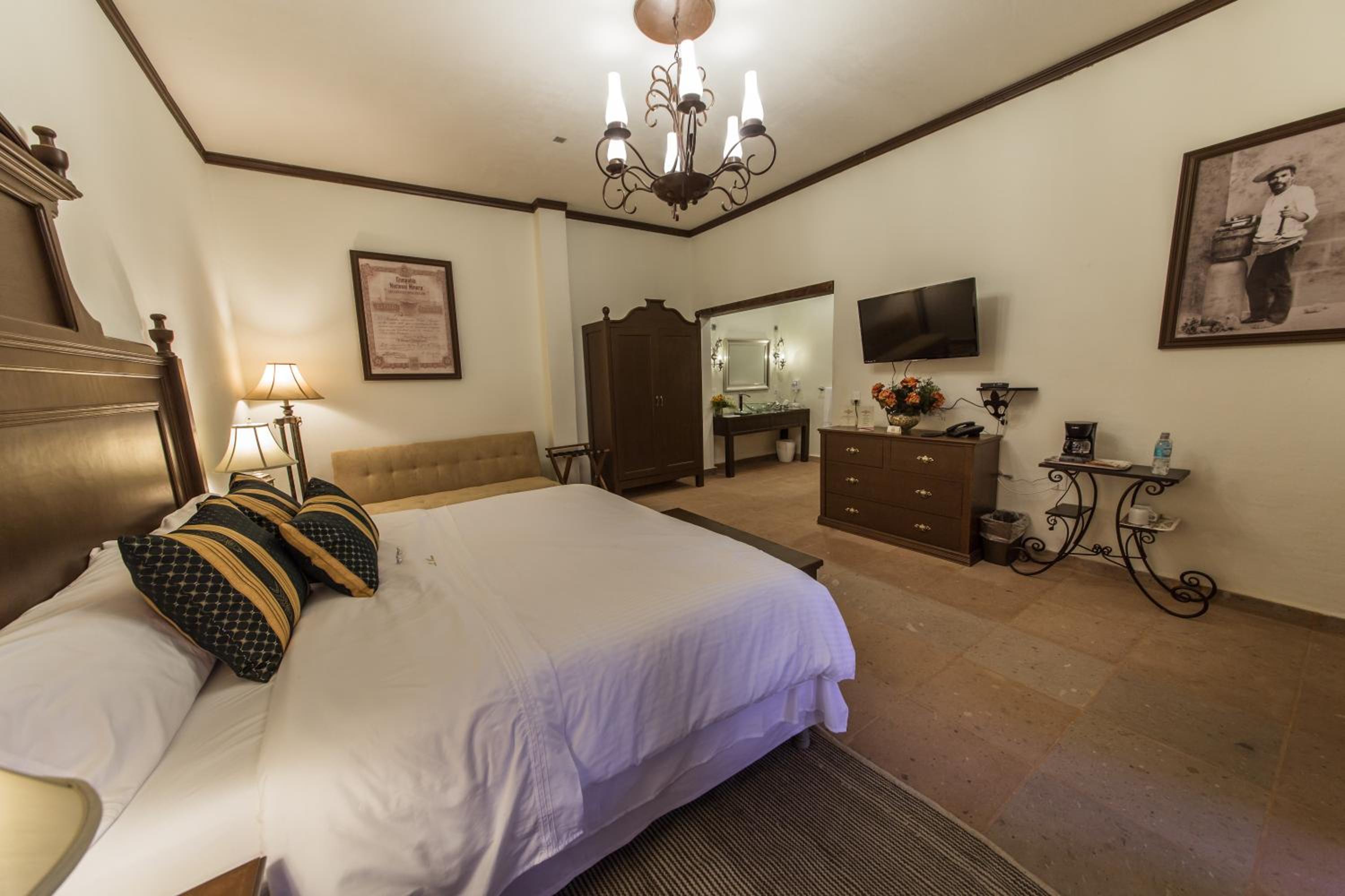 Deluxe Suite with Spa Bath photo 2