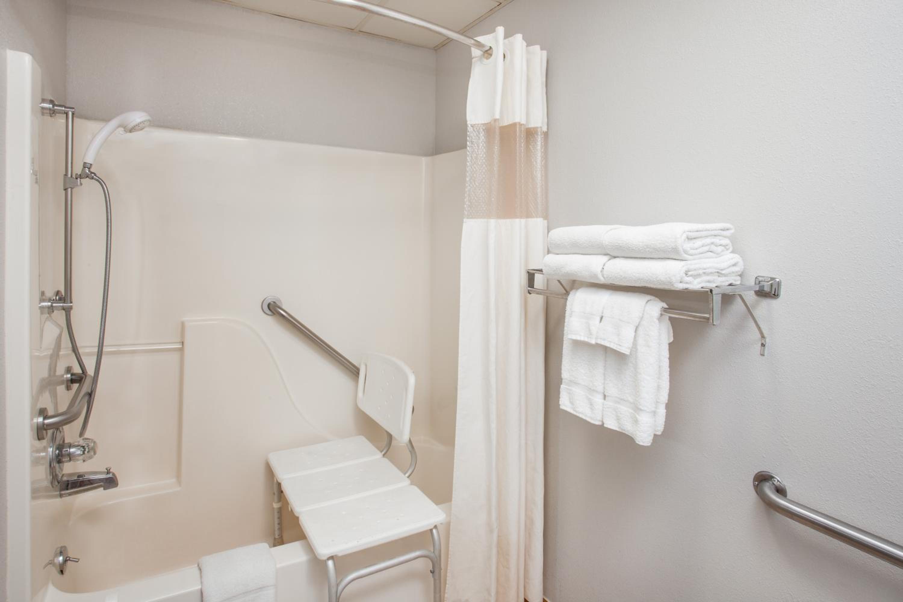 Queen Room with Roll-in Shower - Disabilty Access - Non-Smoking - Photo 3