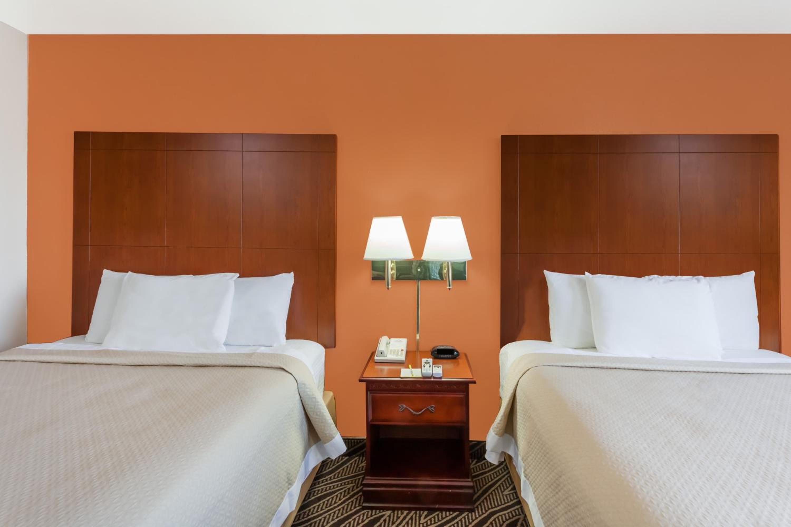 Queen Room with Two Queen Beds - Non-Smoking - Photo 4