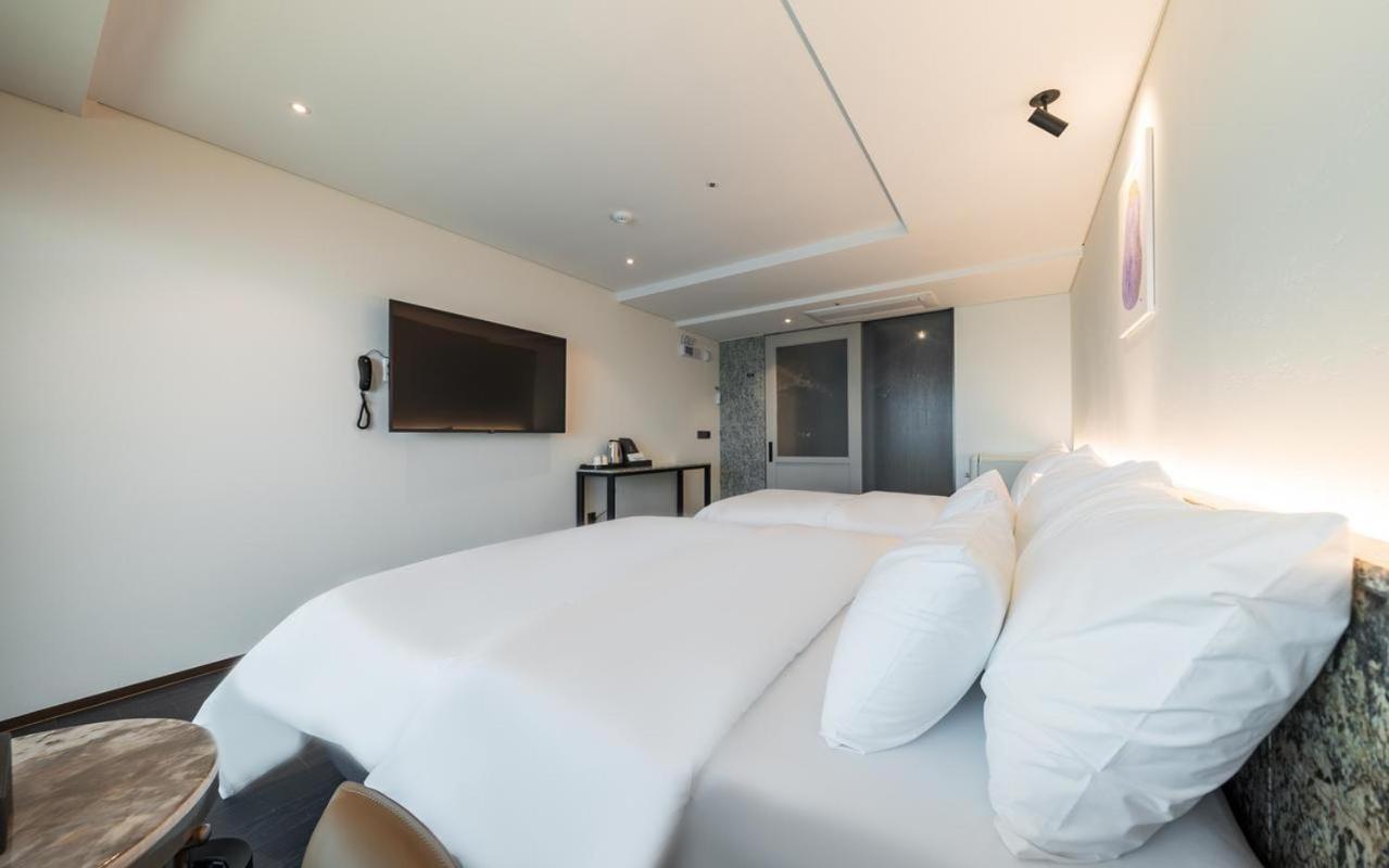 Ocean View - Queen Bed + Single Bed Terrace  - Photo 3