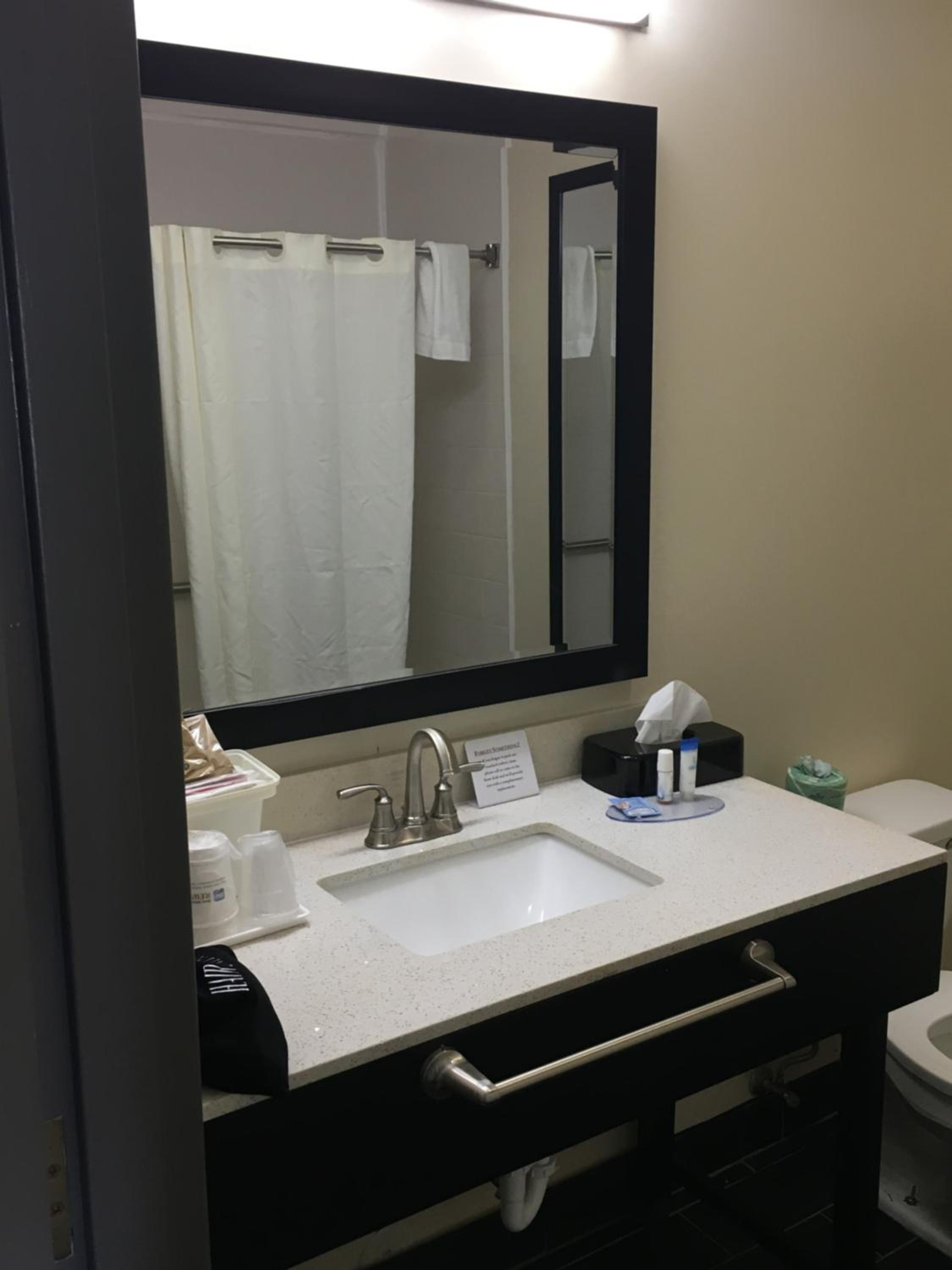 Queen Room with Bath Tub - Pet Friendly/Mobility Accessible/Non-Smoking - Photo 4