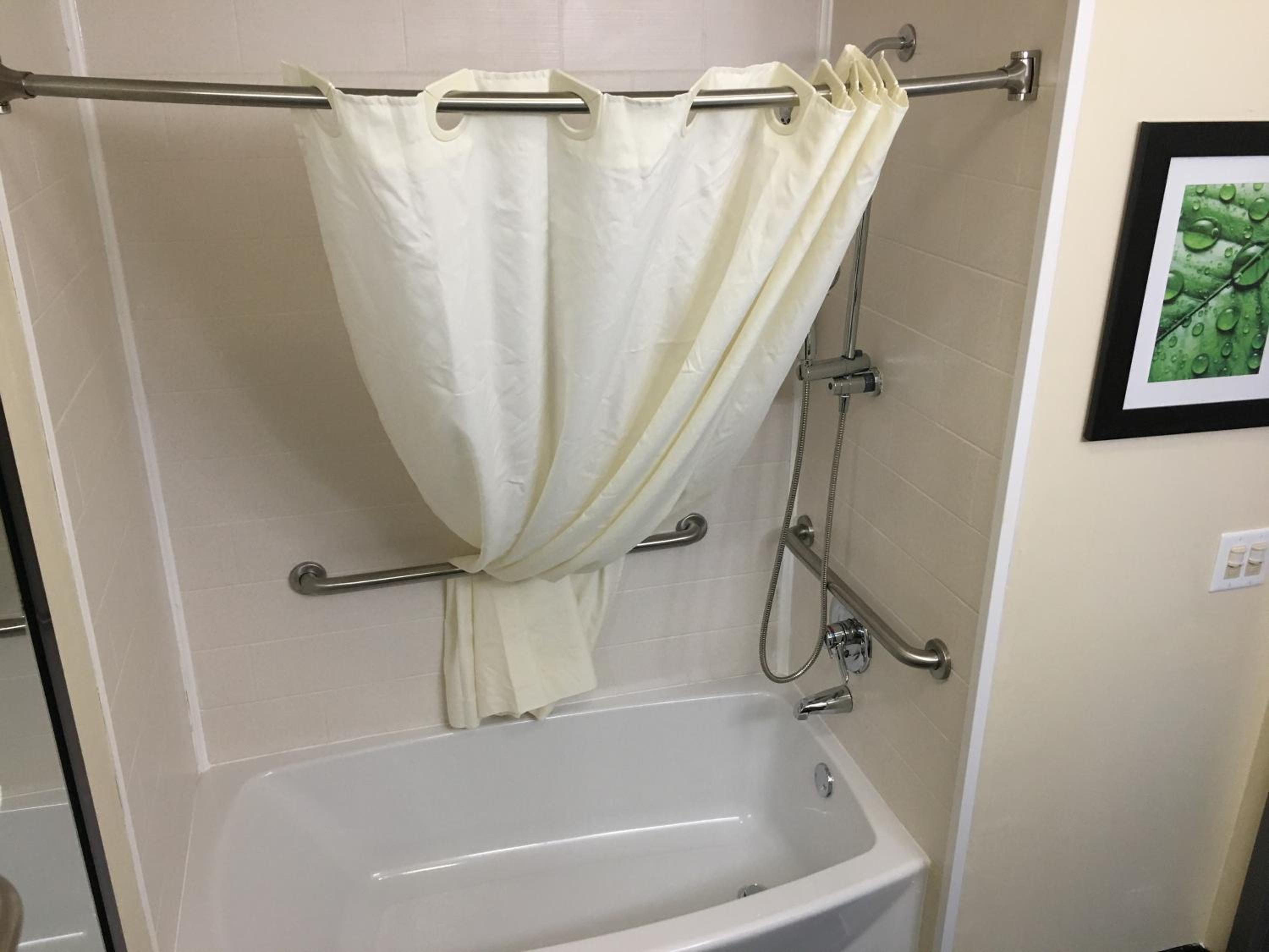 Queen Room with Bath Tub - Mobility Accessible/Non-Smoking - Photo 5