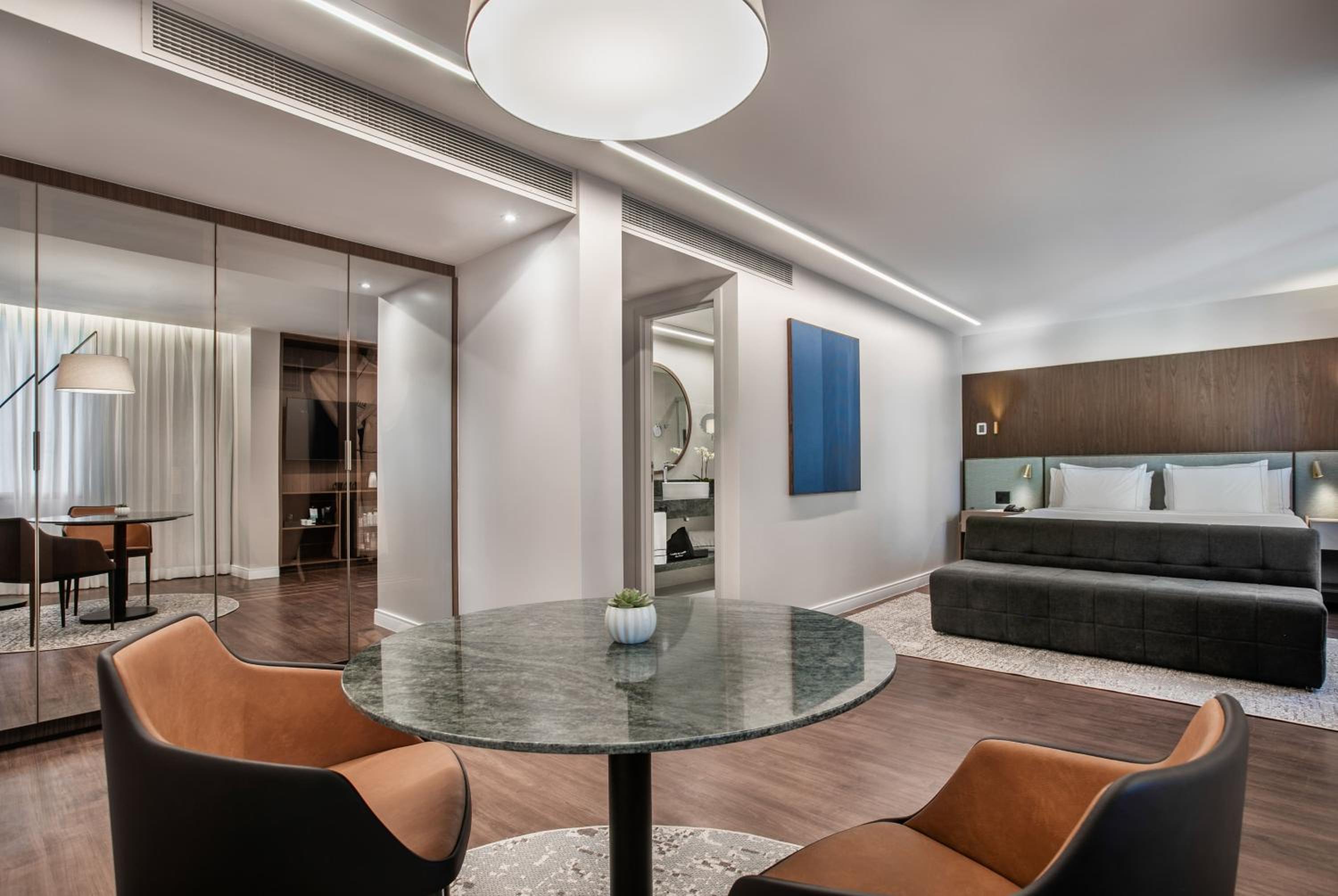 Suite - Photo 7