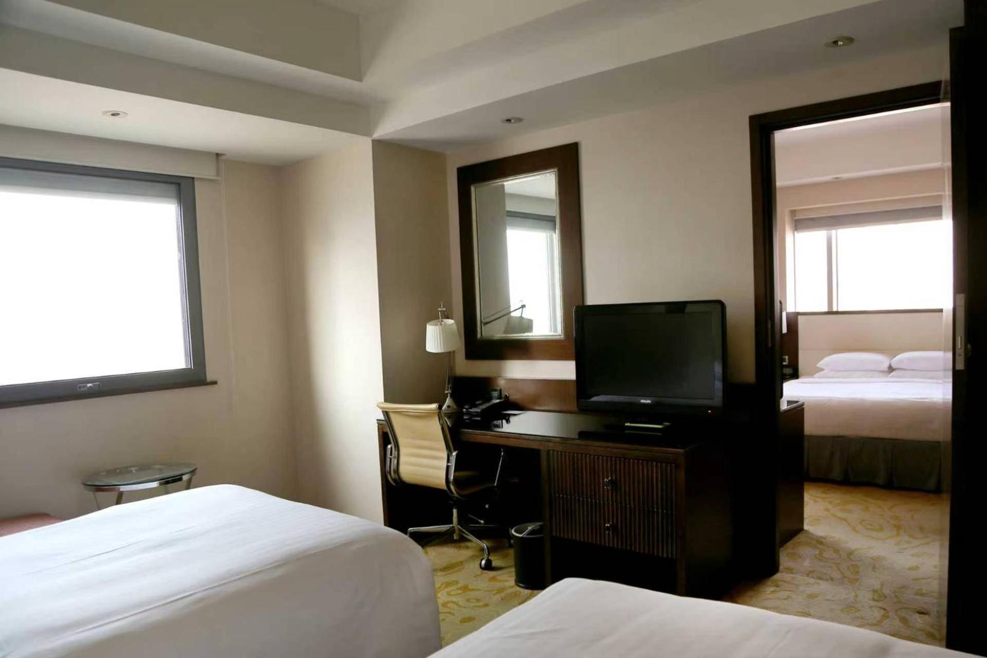 Family Connecting Rooms - Executive Lounge Access photo 1