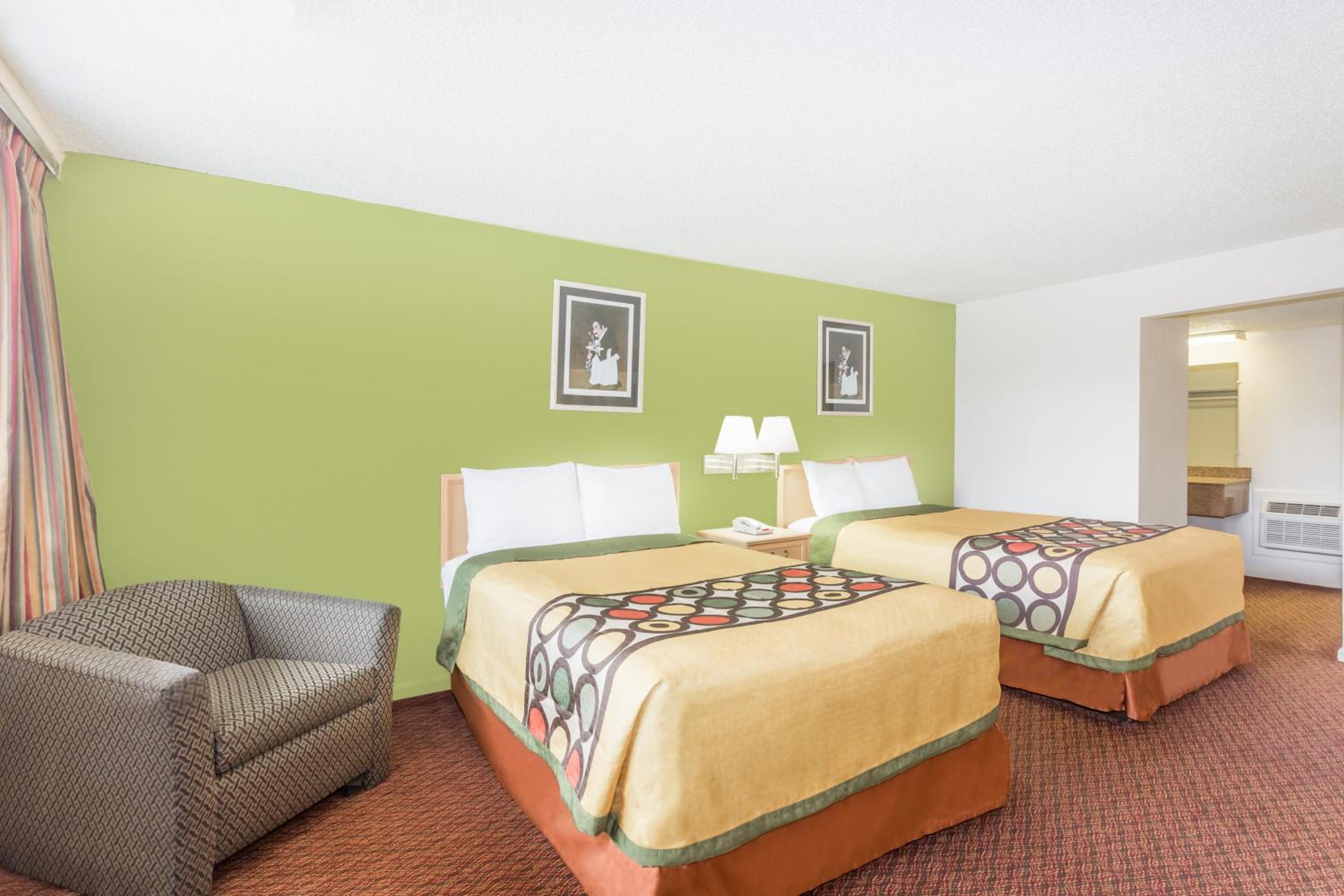 Double Room with Two Double Beds - Smoking - Photo 2