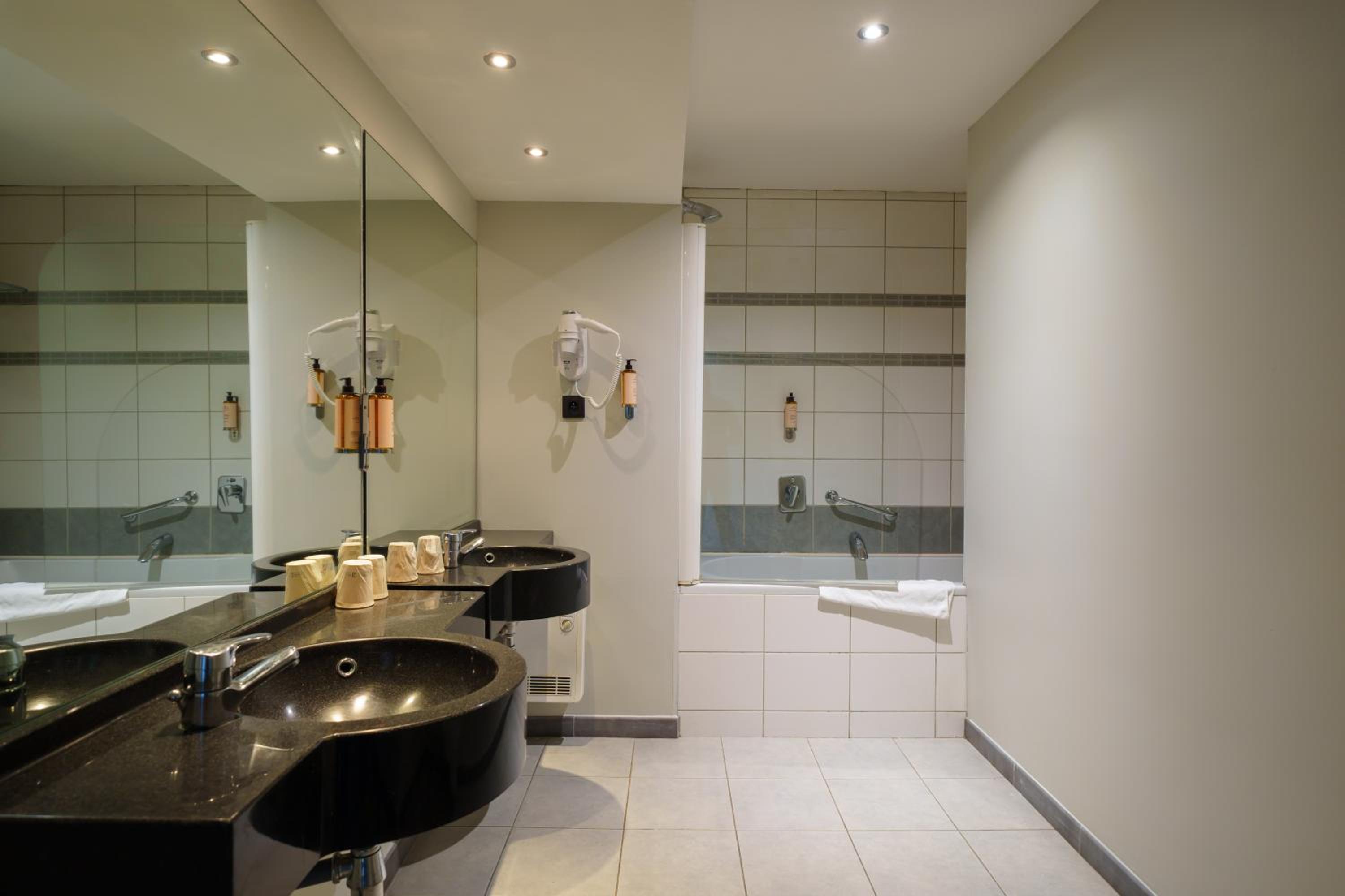 Family Suite (2 Adults + 2 Children) - Photo 4
