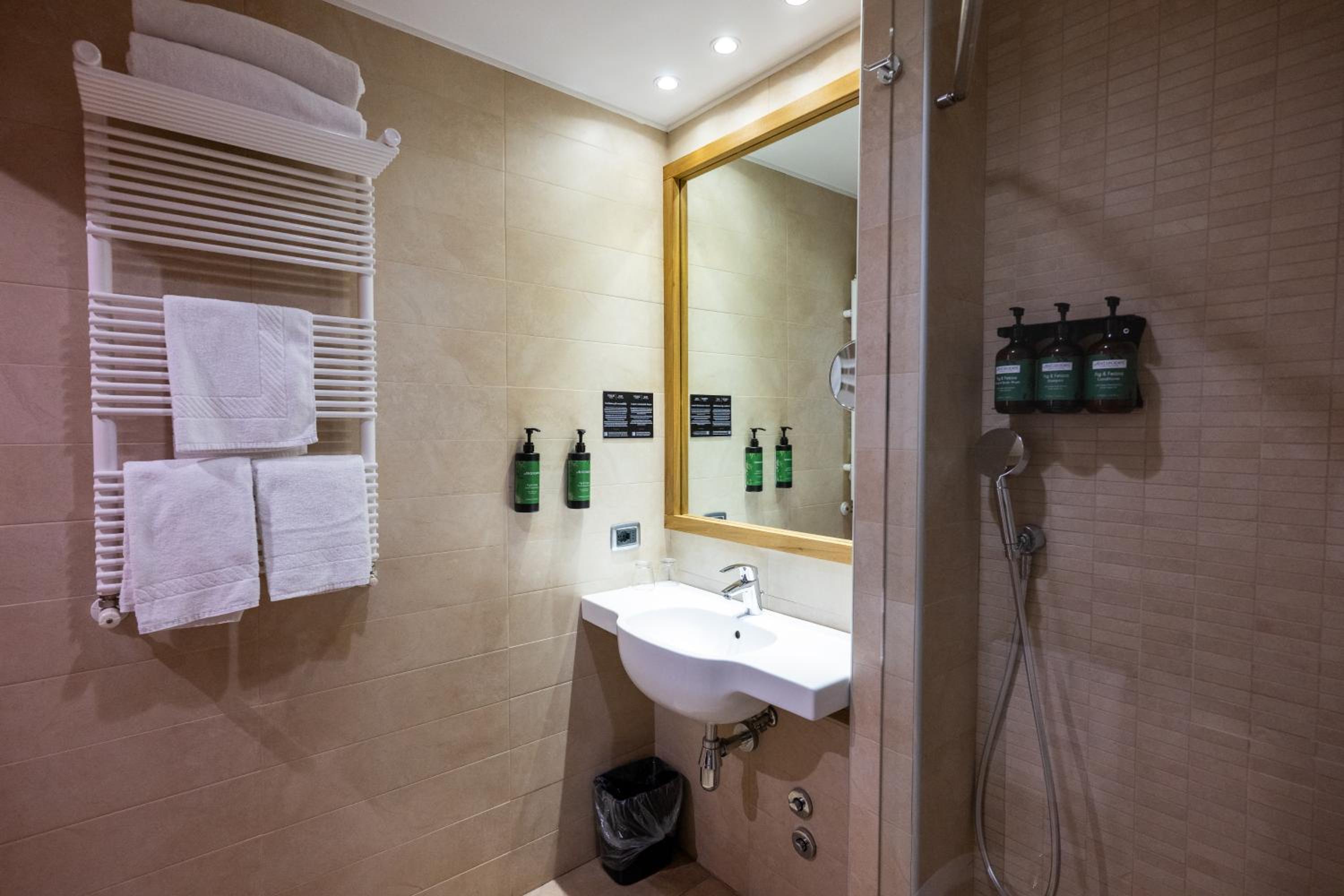 Standard Twin Room with Two Twin Beds photo 2