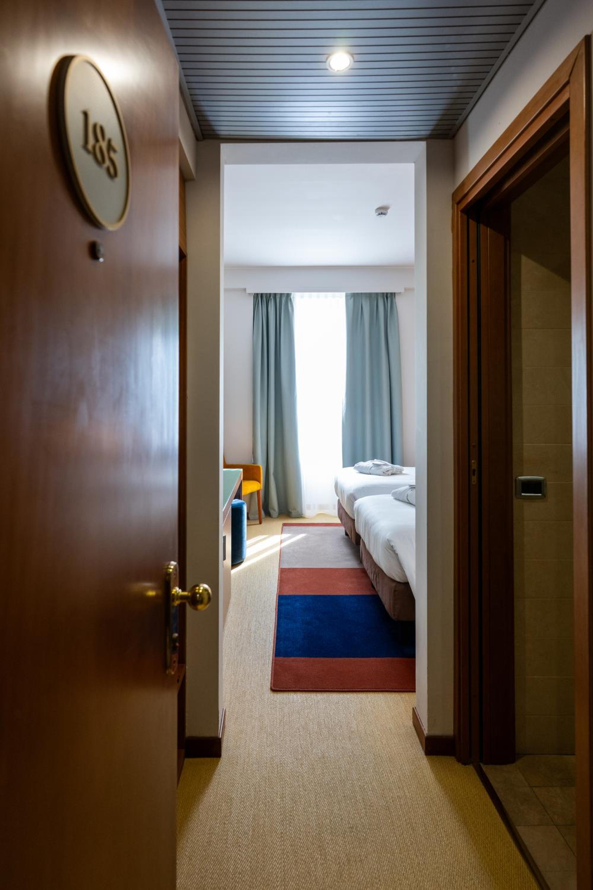 Standard Twin Room with Two Twin Beds photo 3