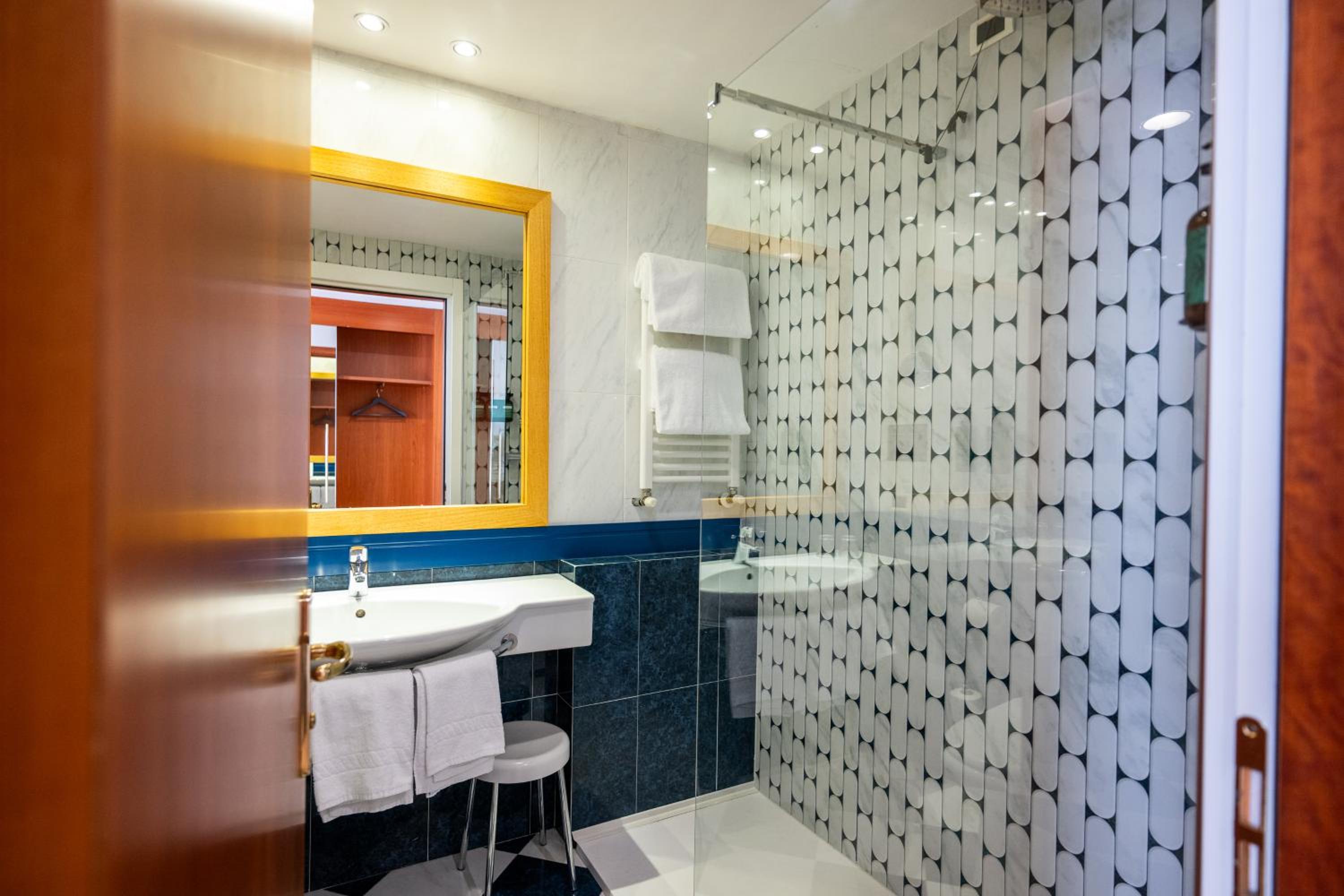 Premium Twin Room - Photo 5