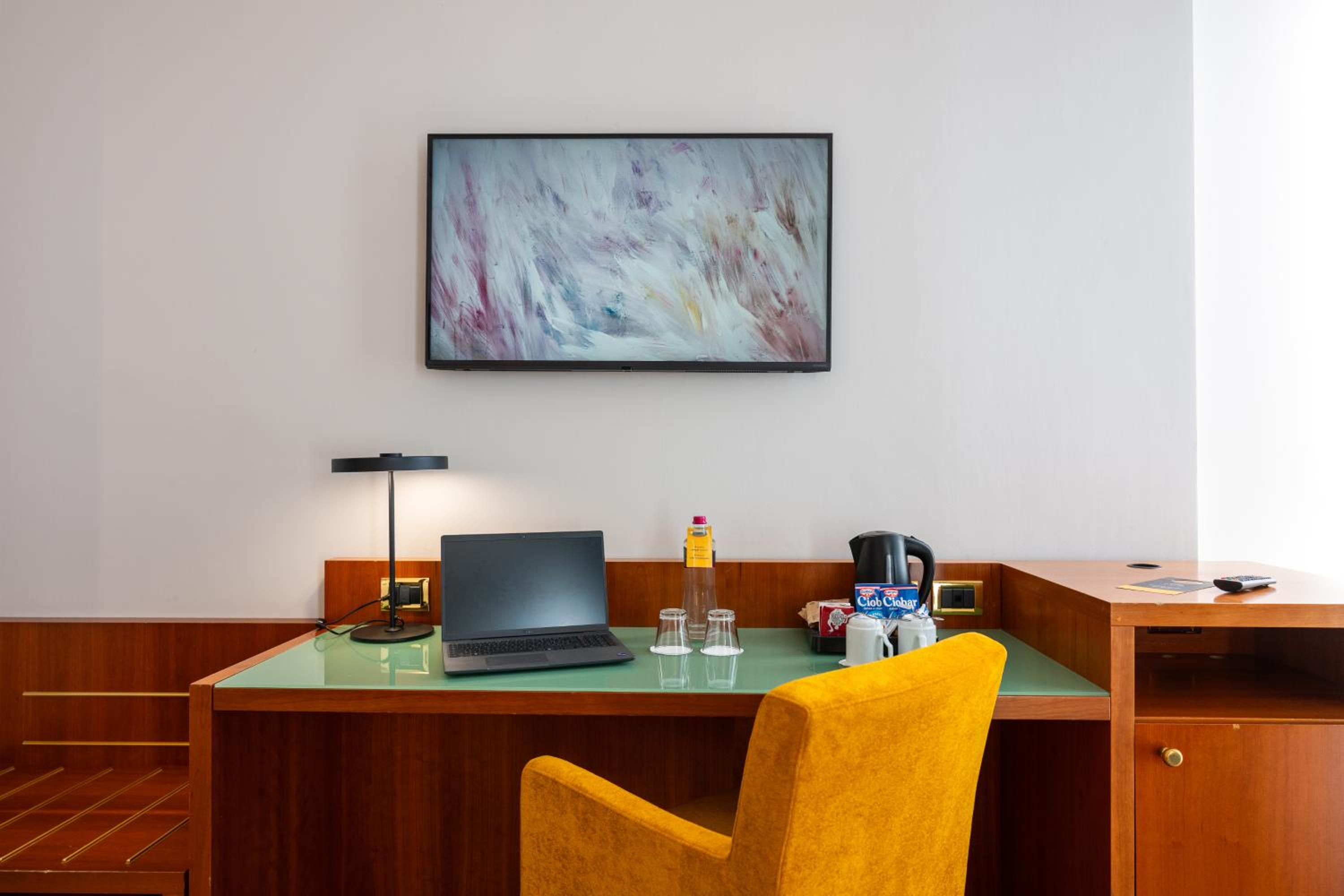 Premium Twin Room - Photo 4