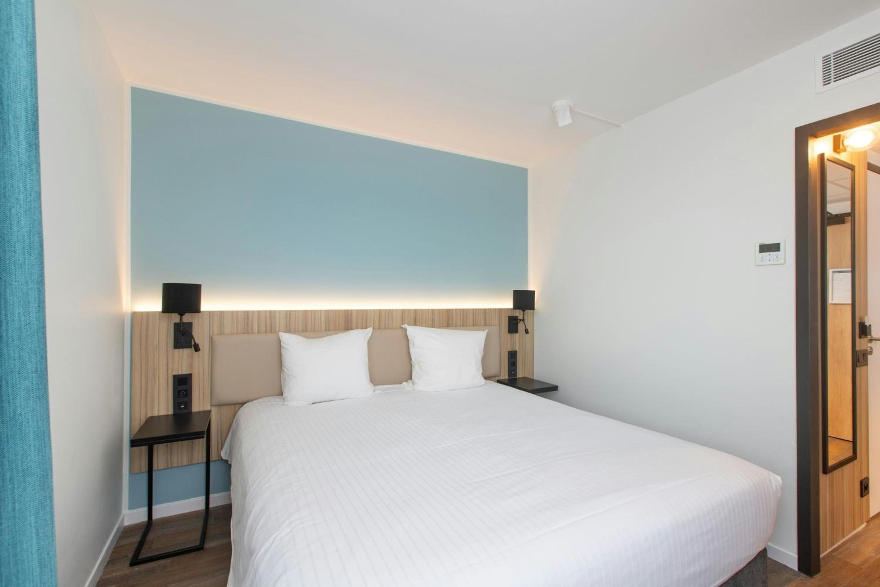 Standard Double Room with King Bed - Photo 4