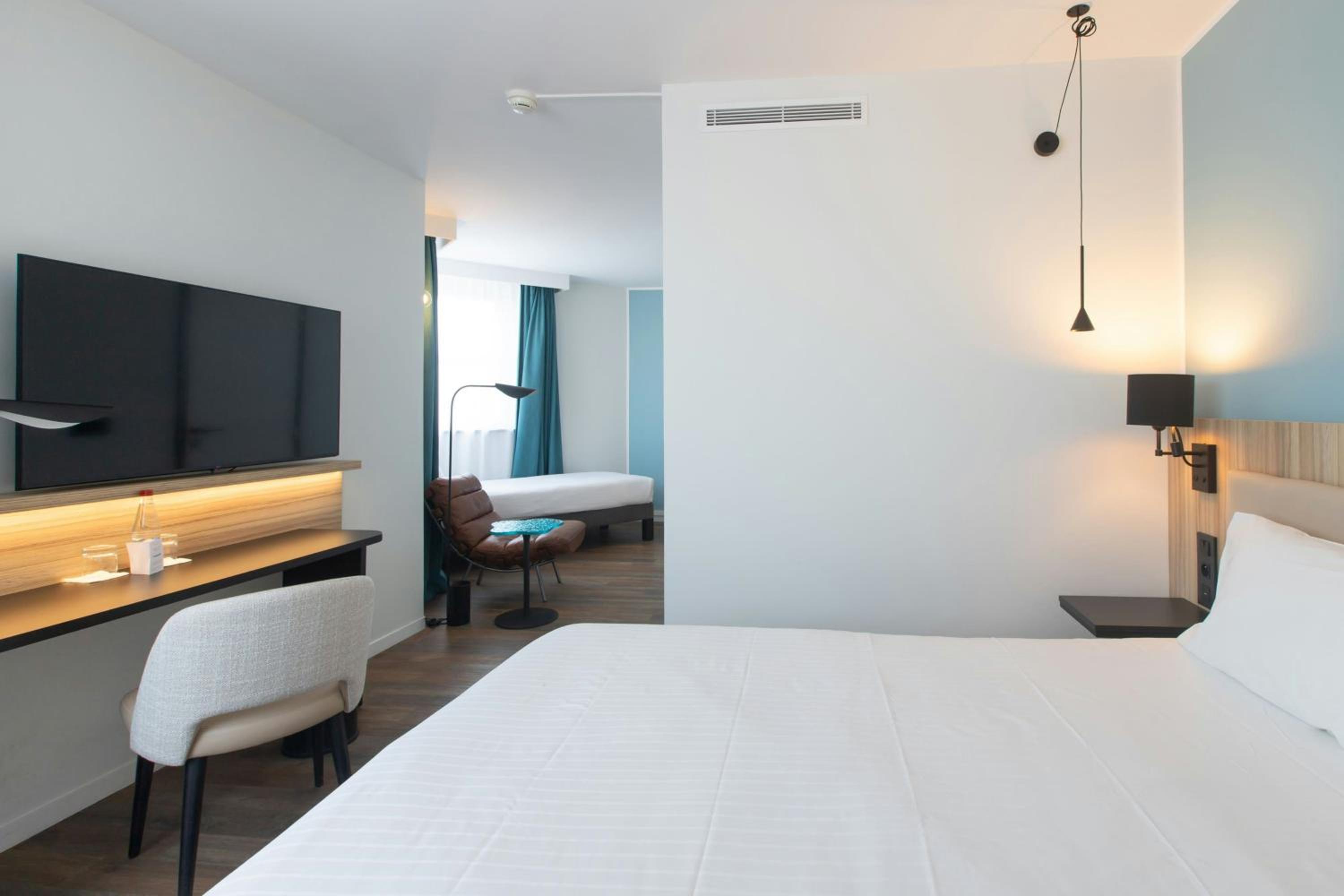 Junior King Suite with Sofa Bed - Photo 3