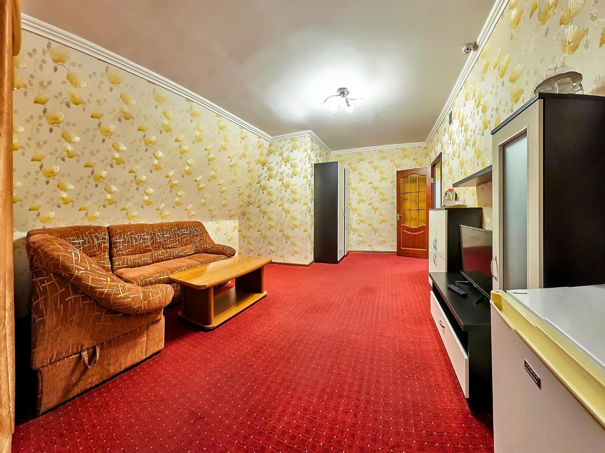 Queen Studio With Sofa Bed photo 3