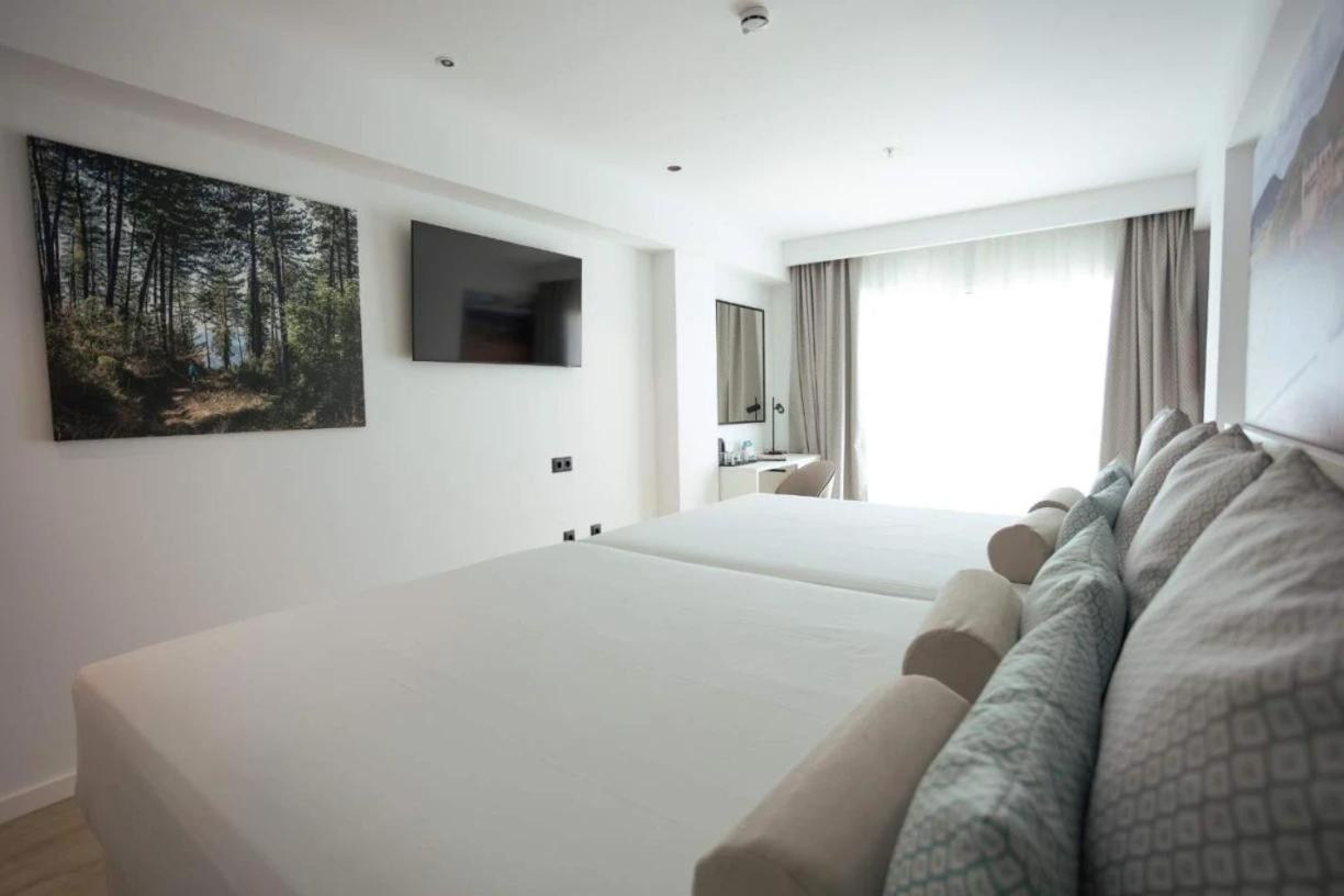 Deluxe Quadruple Room with Partial Sea View