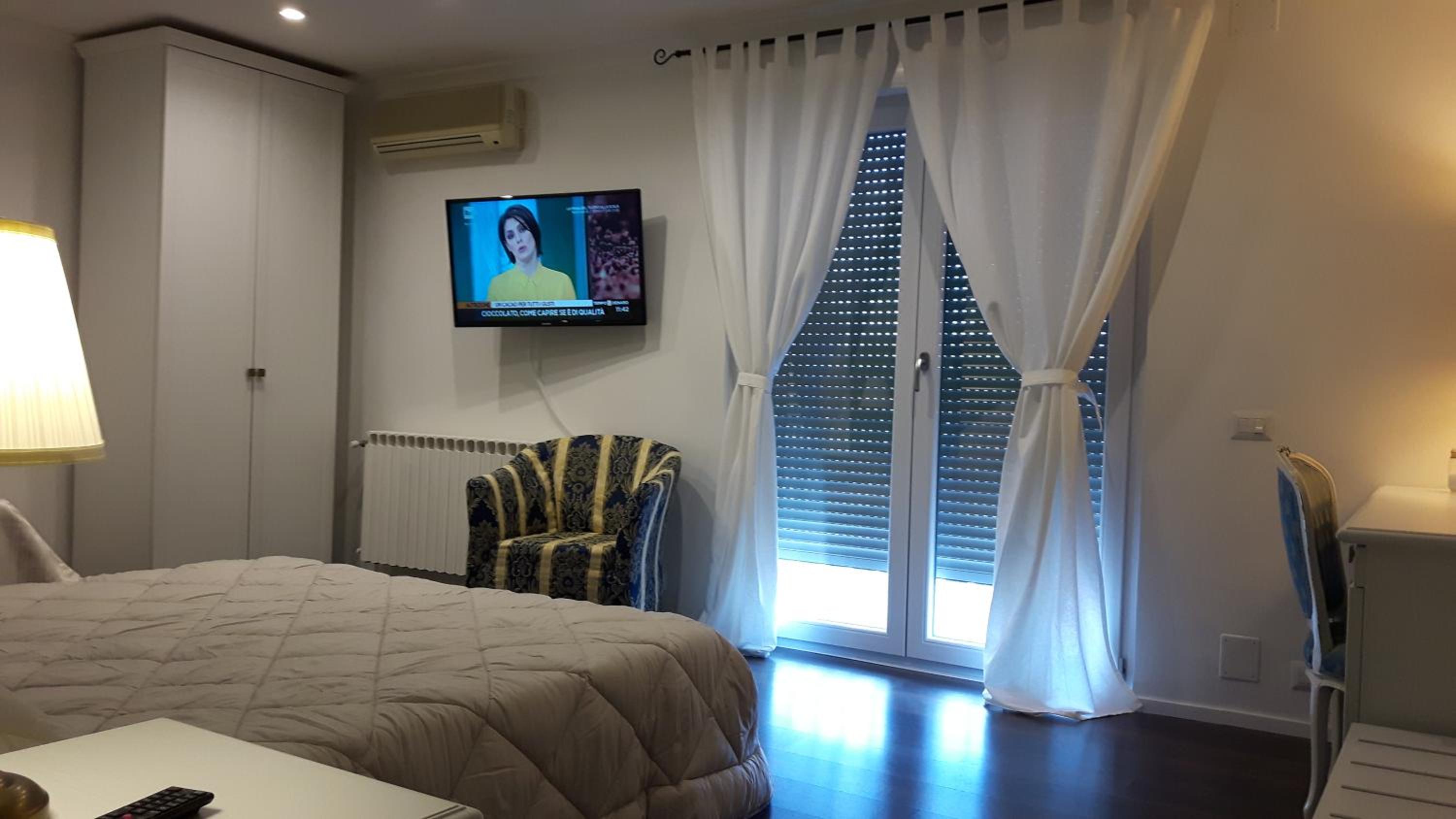 Double Room with Extra Bed - Photo 9