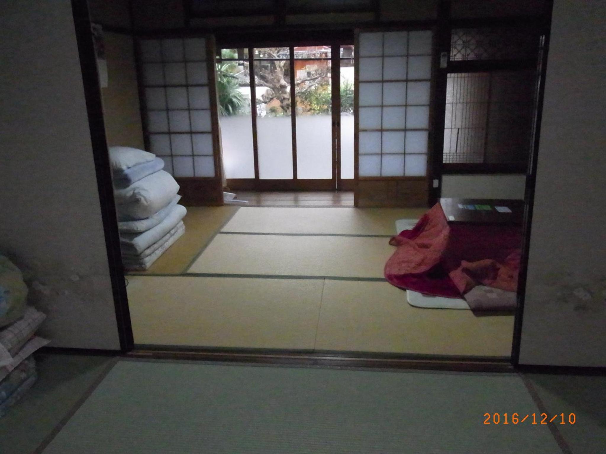 Japanese-Style Family Room with Shared Bathroom photo 2