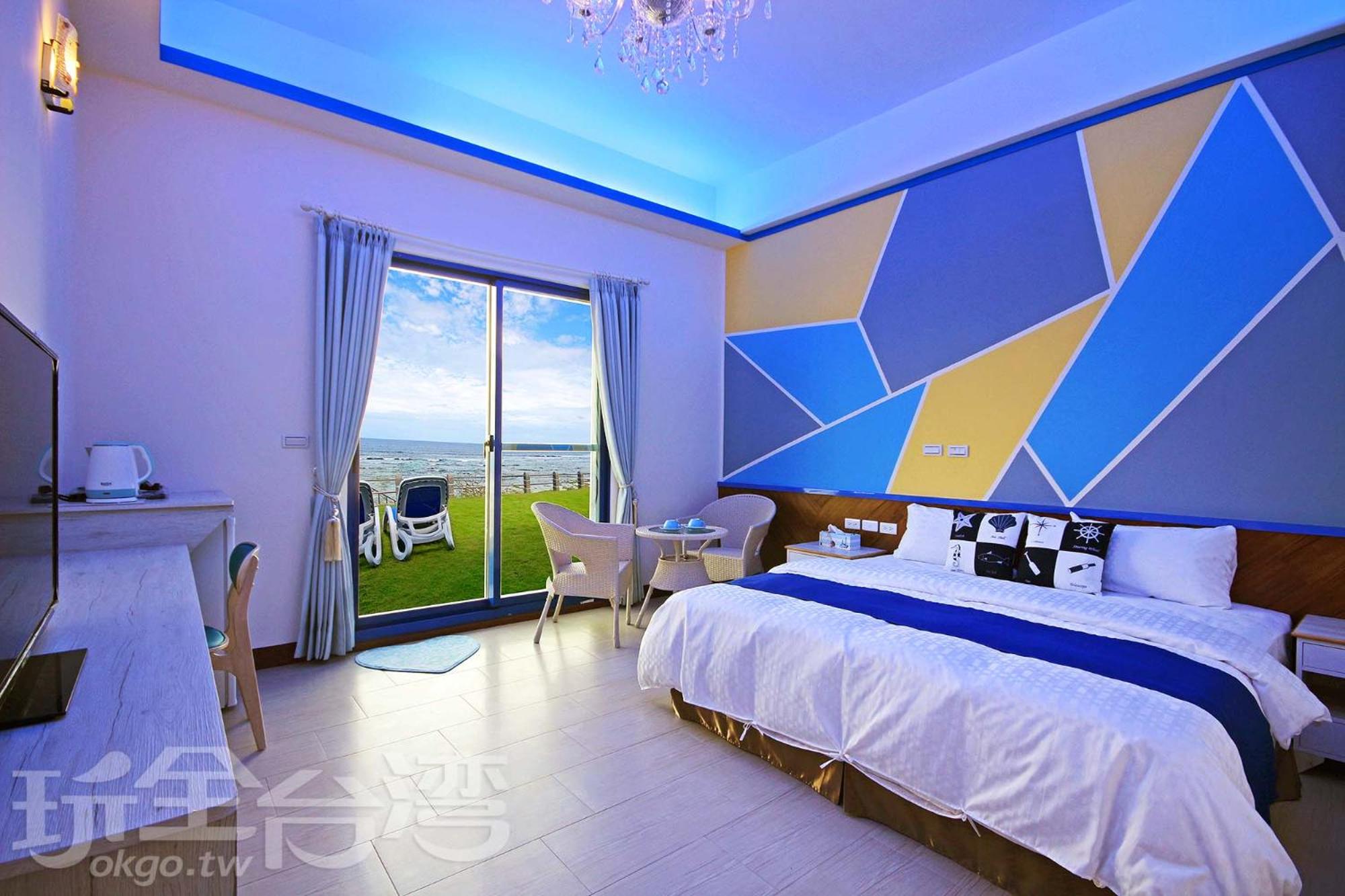 Deluxe Double Room with Side Sea View photo 2