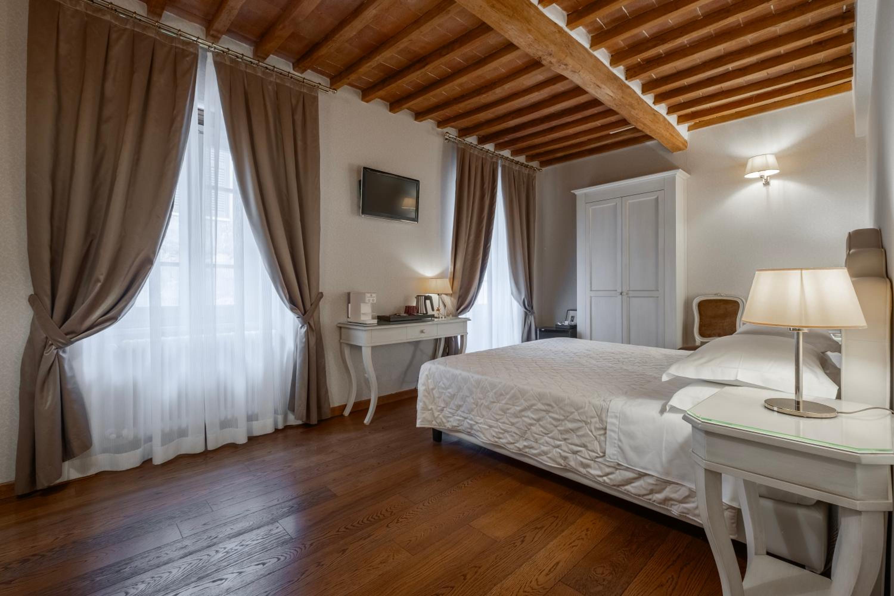 Deluxe Double Room with Bath photo 2