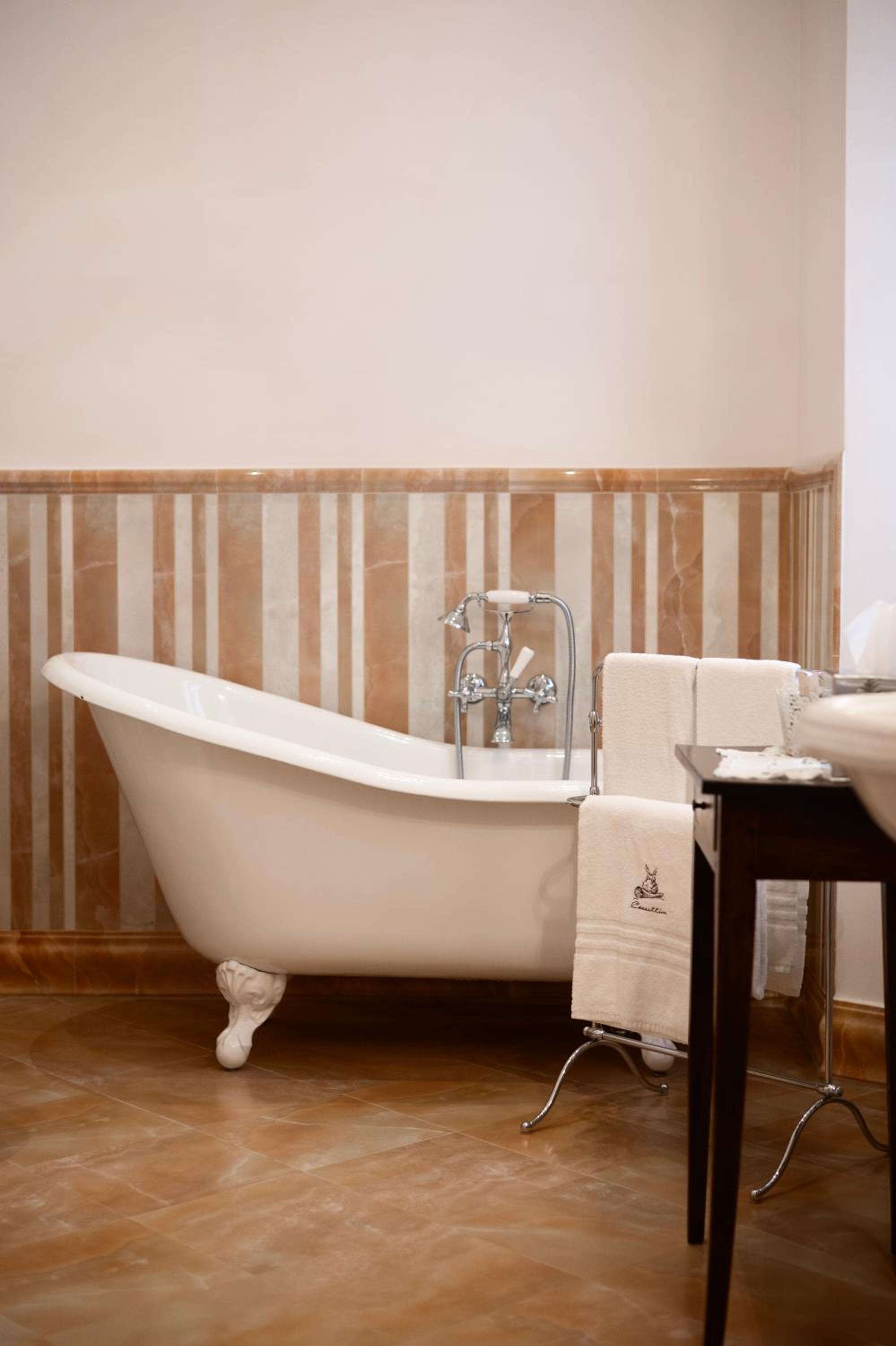 Deluxe Double Room with Bath photo 3
