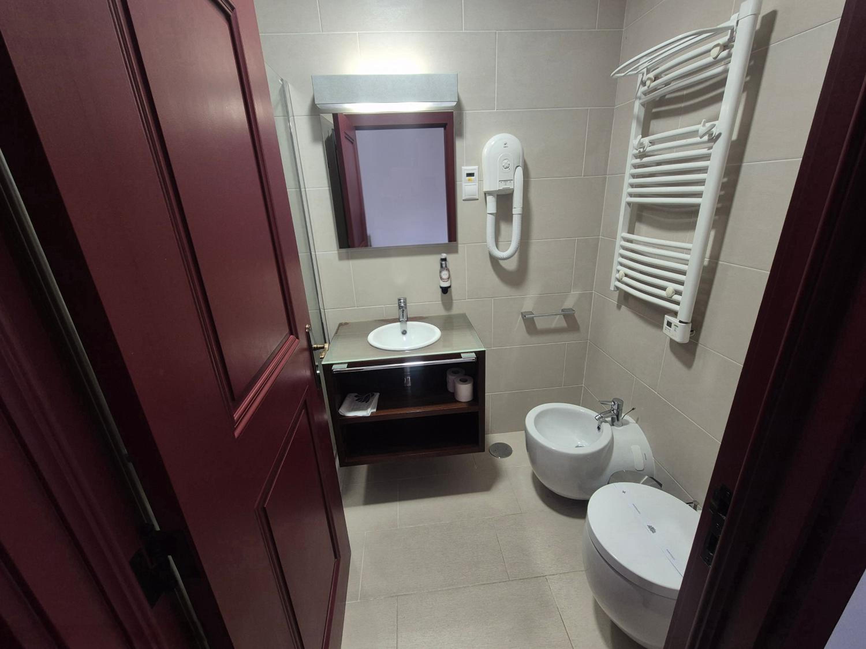 Executive Suite - Photo 5