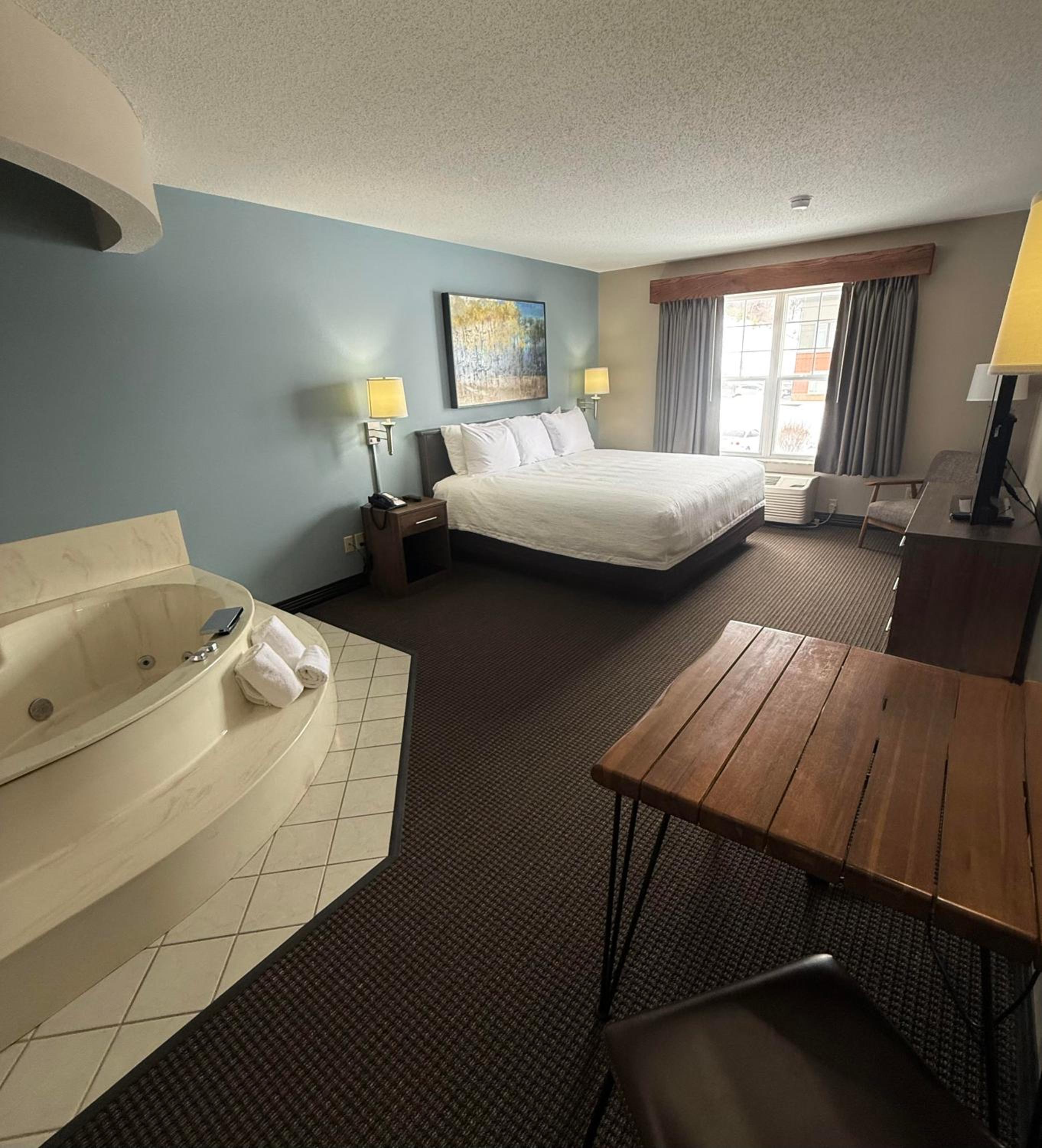 Deluxe King Suite - Non-Smoking - Photo 1