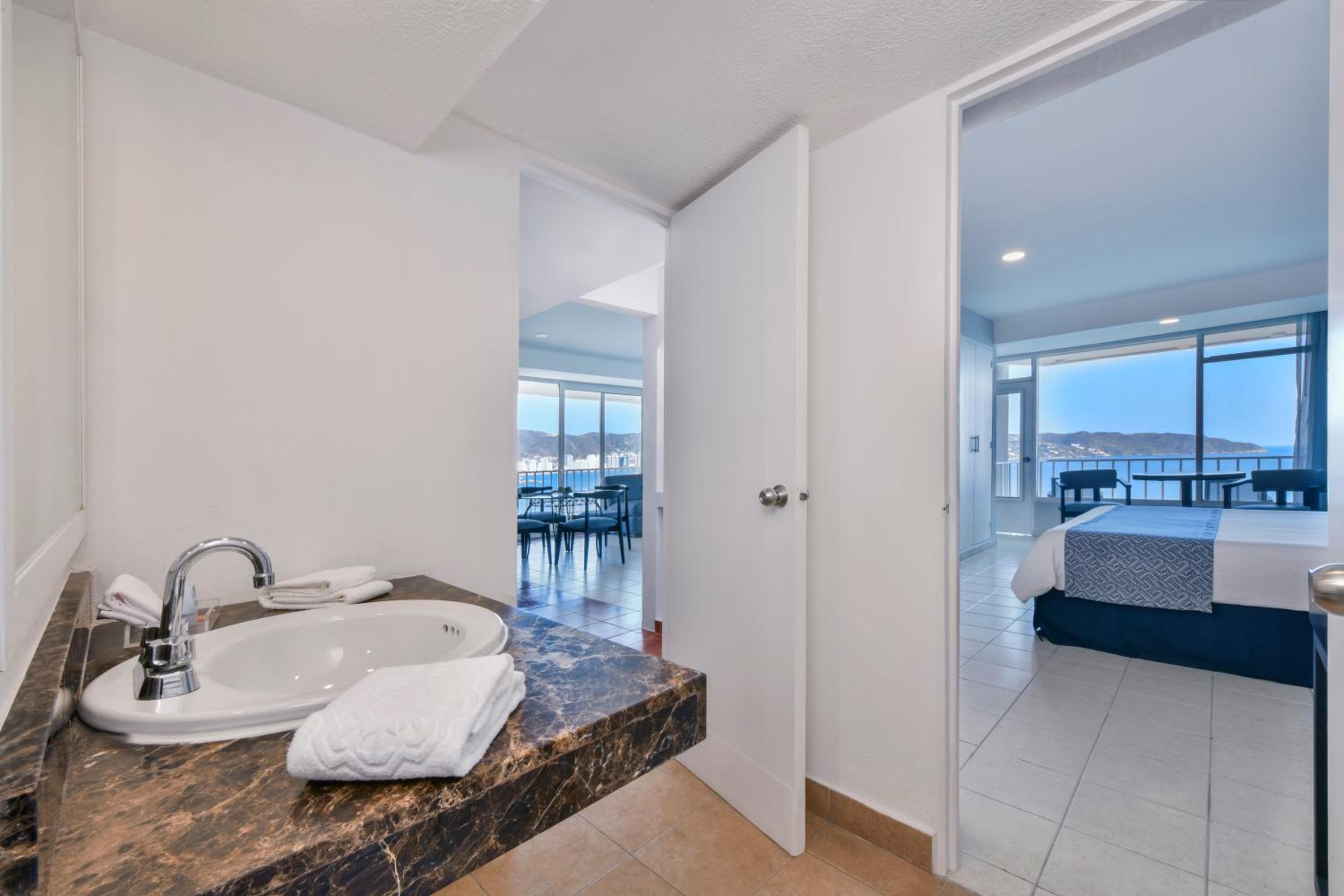 Suite with Mountain View - Photo 2