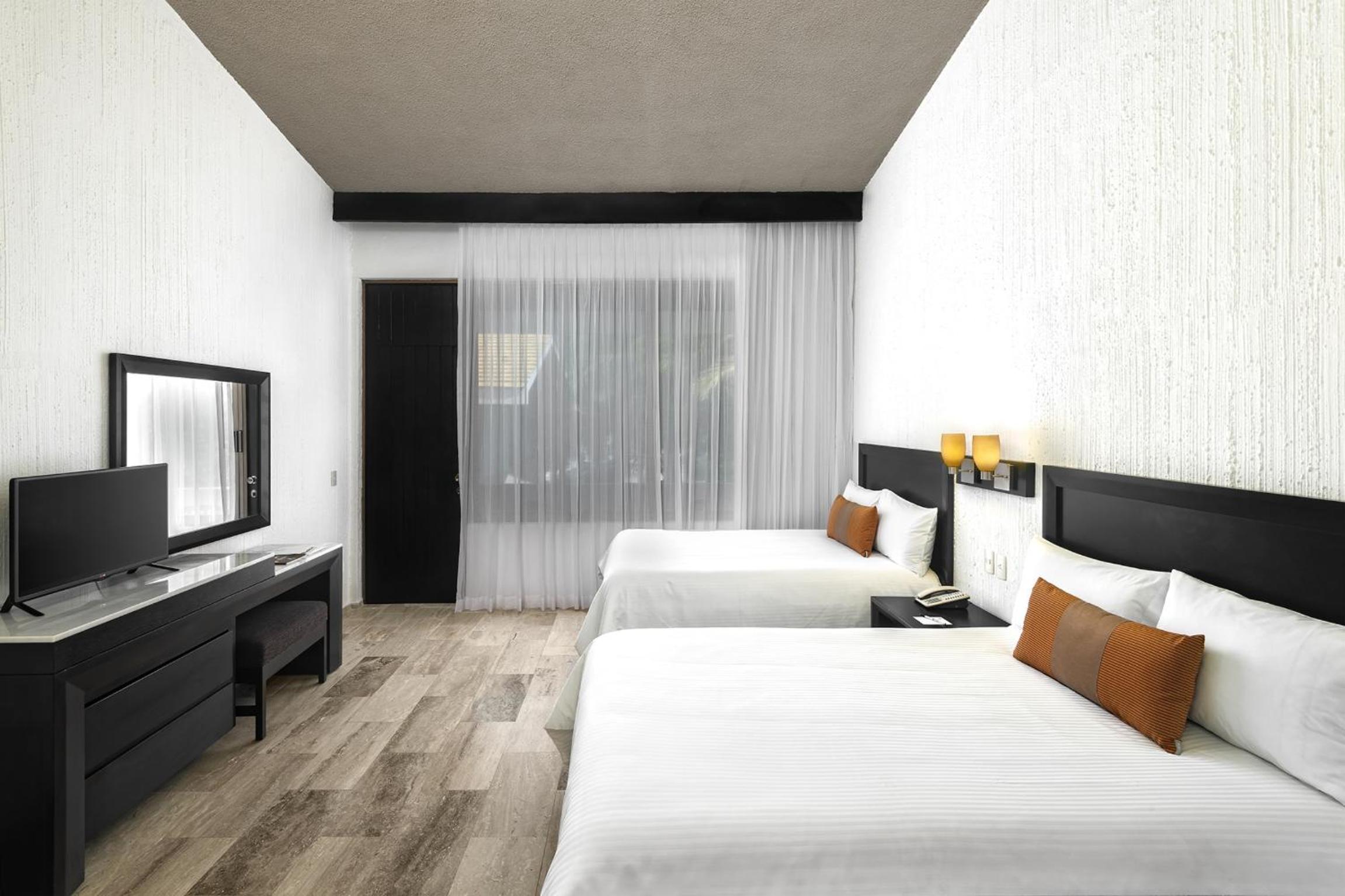 One-Bedroom Suite - Photo 4