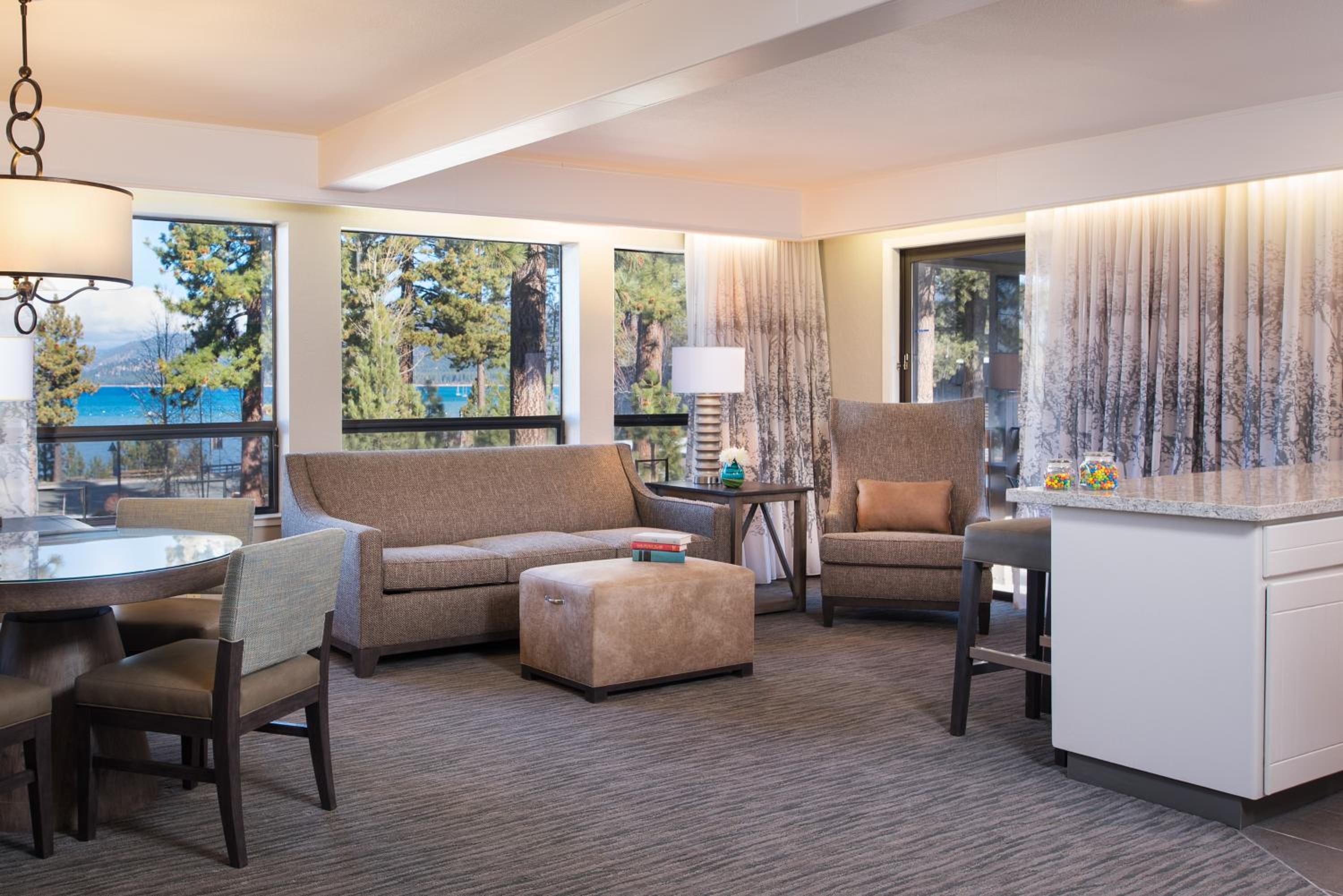 Deluxe One-Bedroom Suite - Photo 3