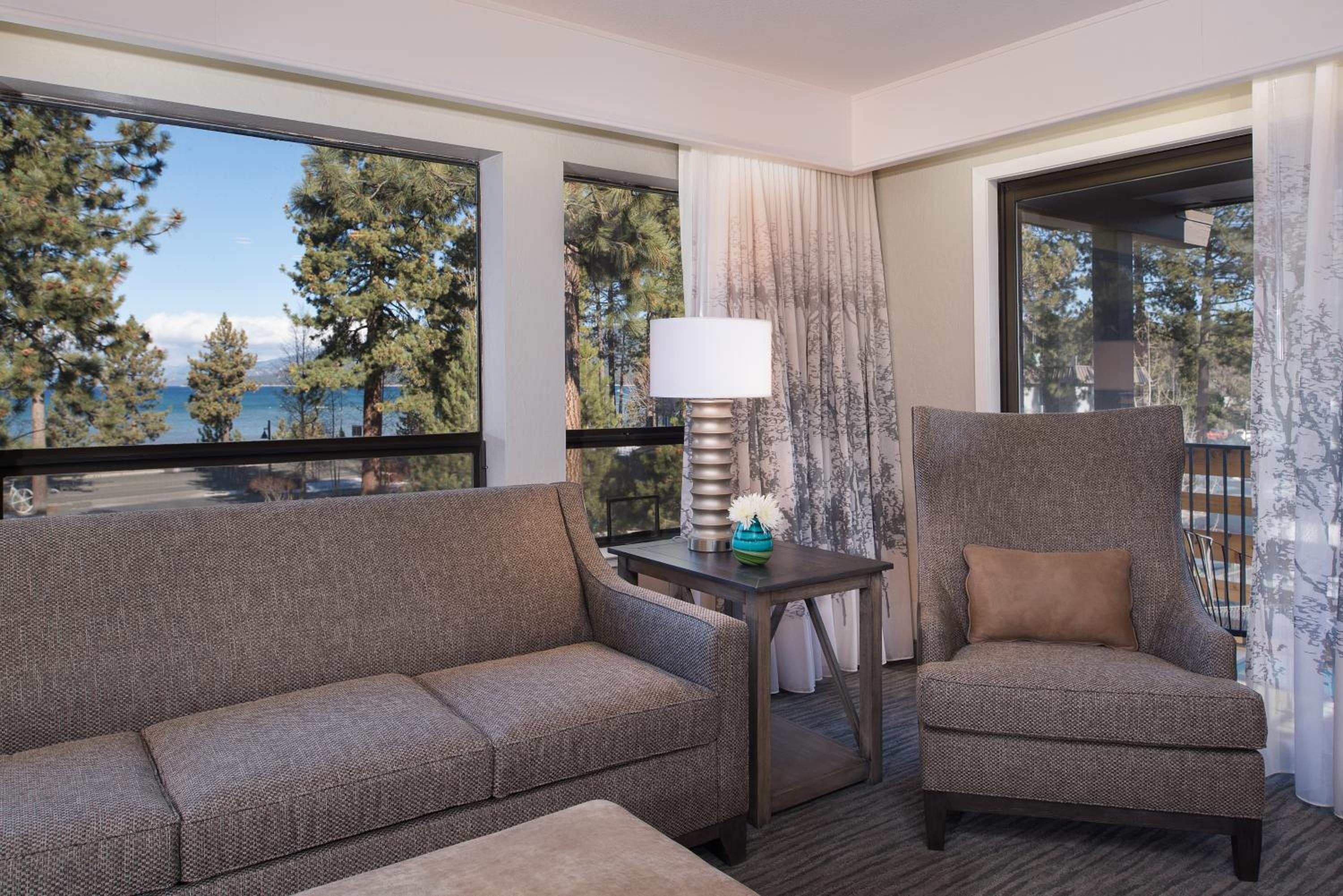 Deluxe One-Bedroom Suite - Photo 4