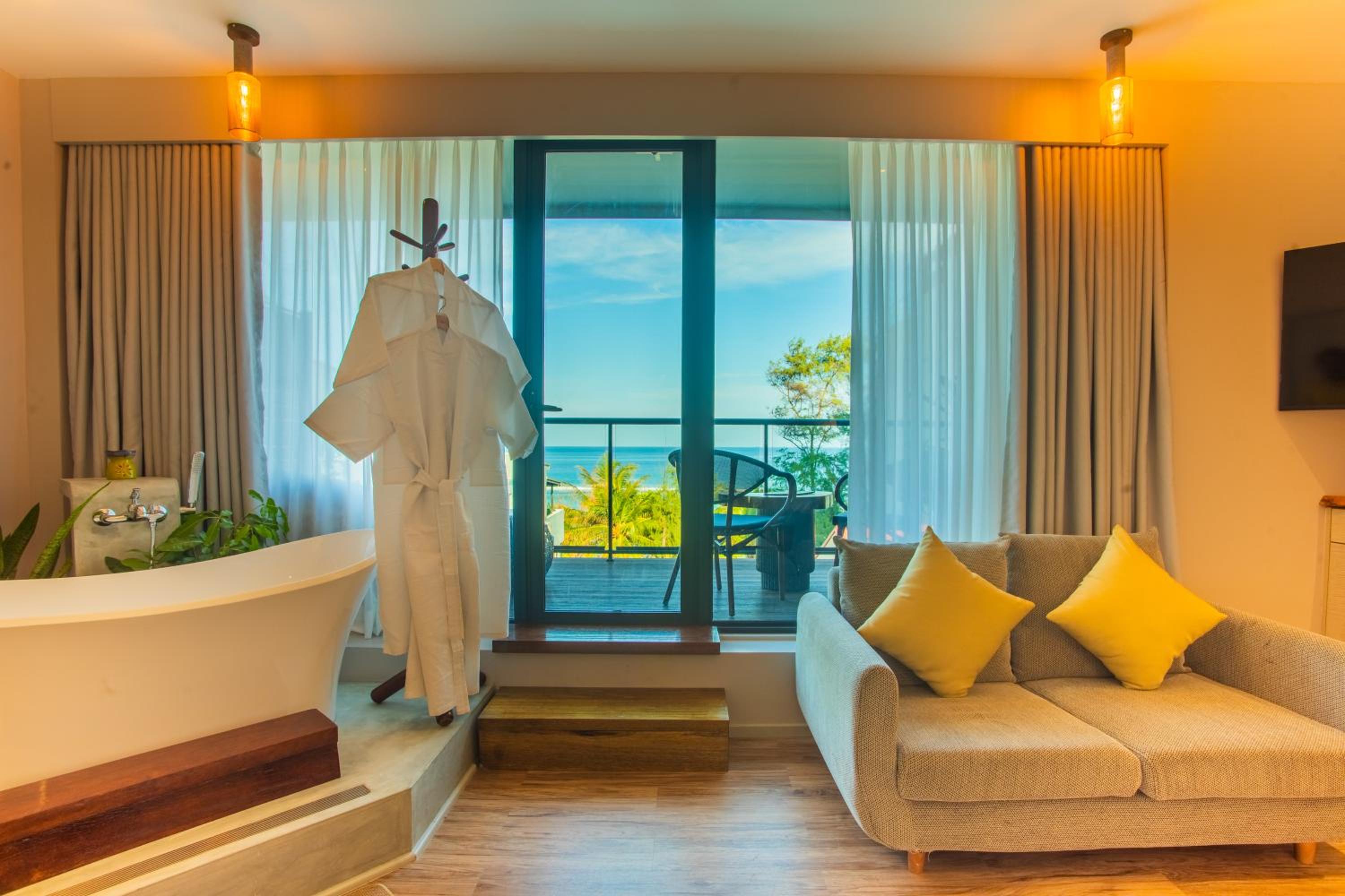 King Suite with Sea View photo 3