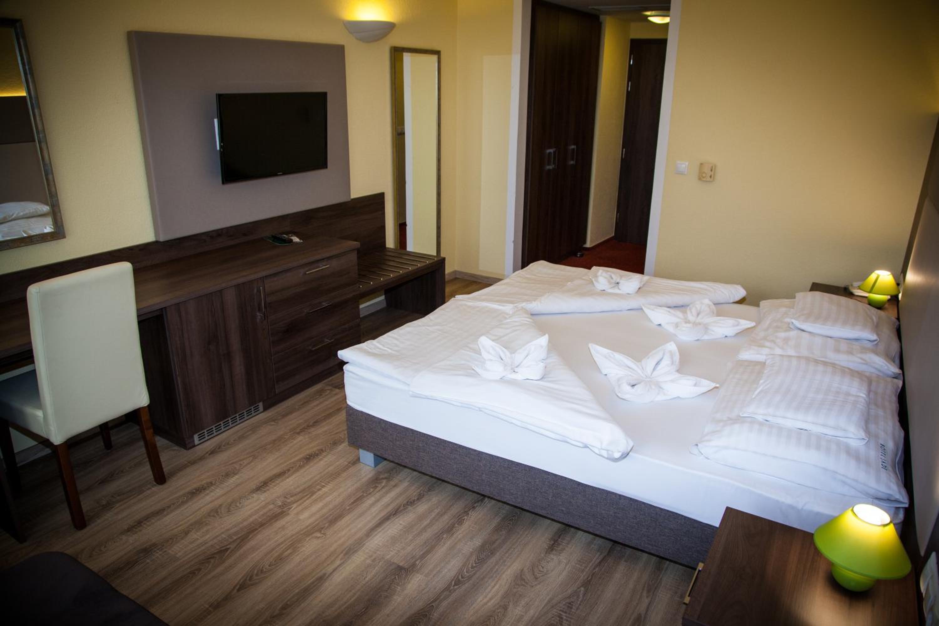 Double Room - Photo 12