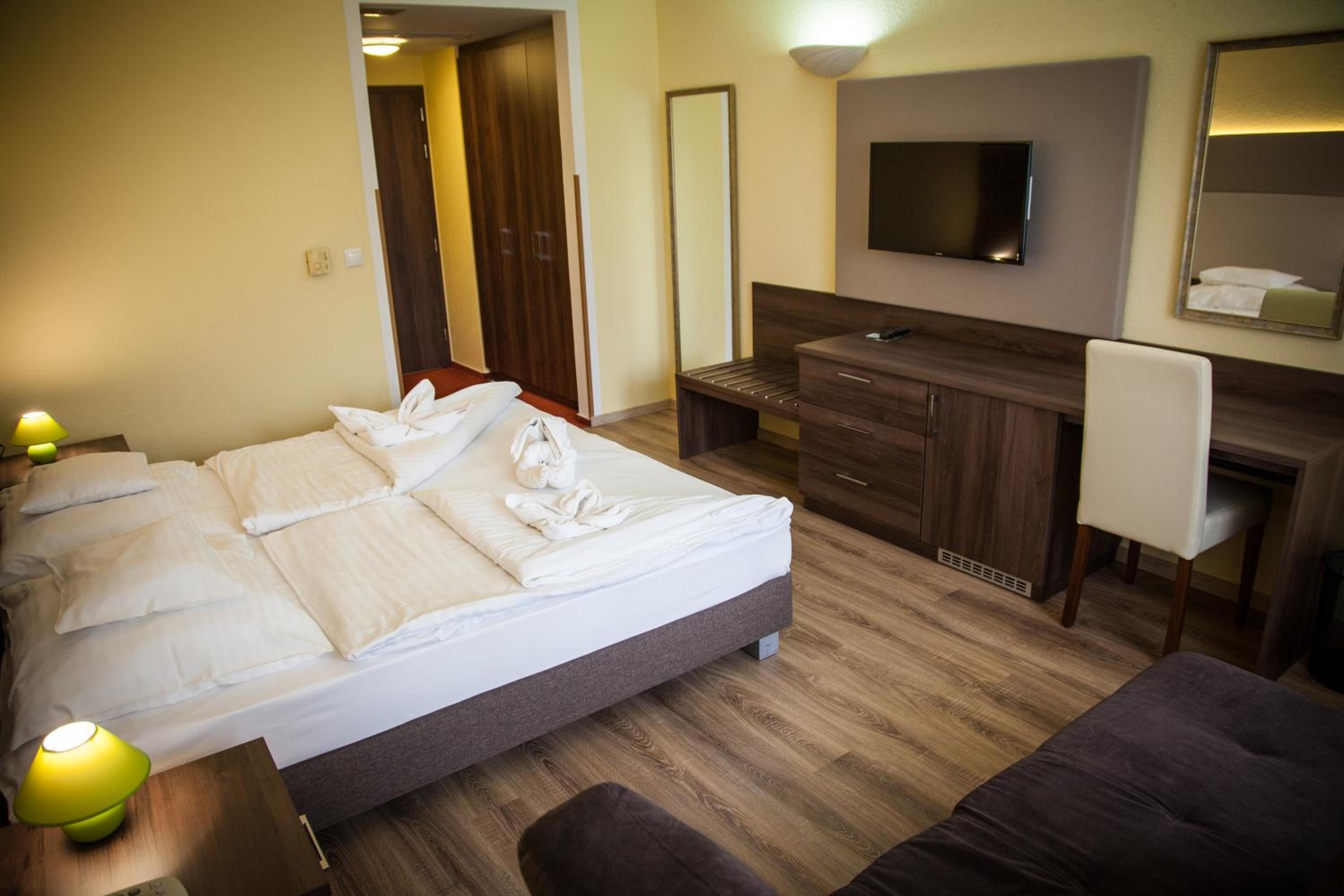 Double Room - Photo 7