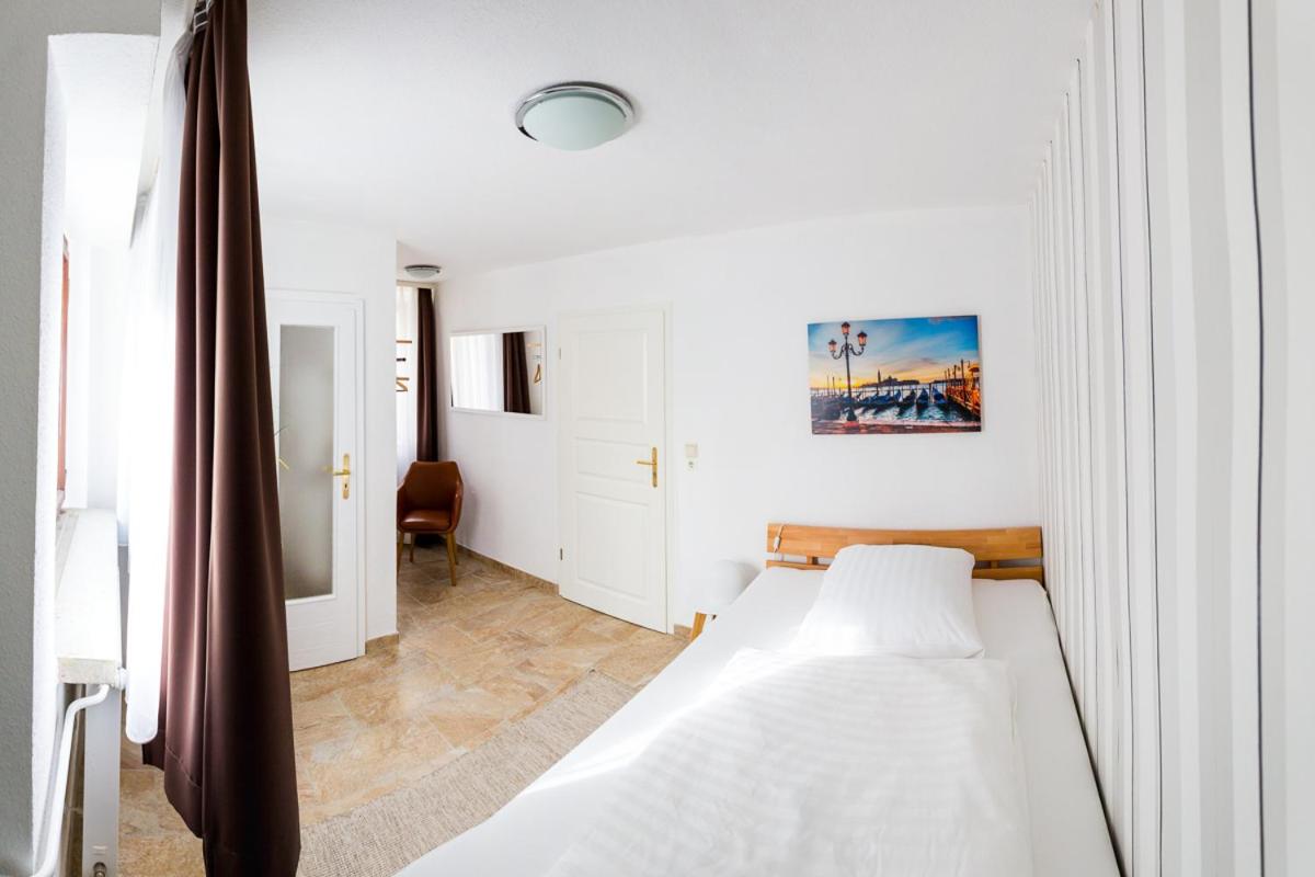 Single Room with Bathroom photo 3