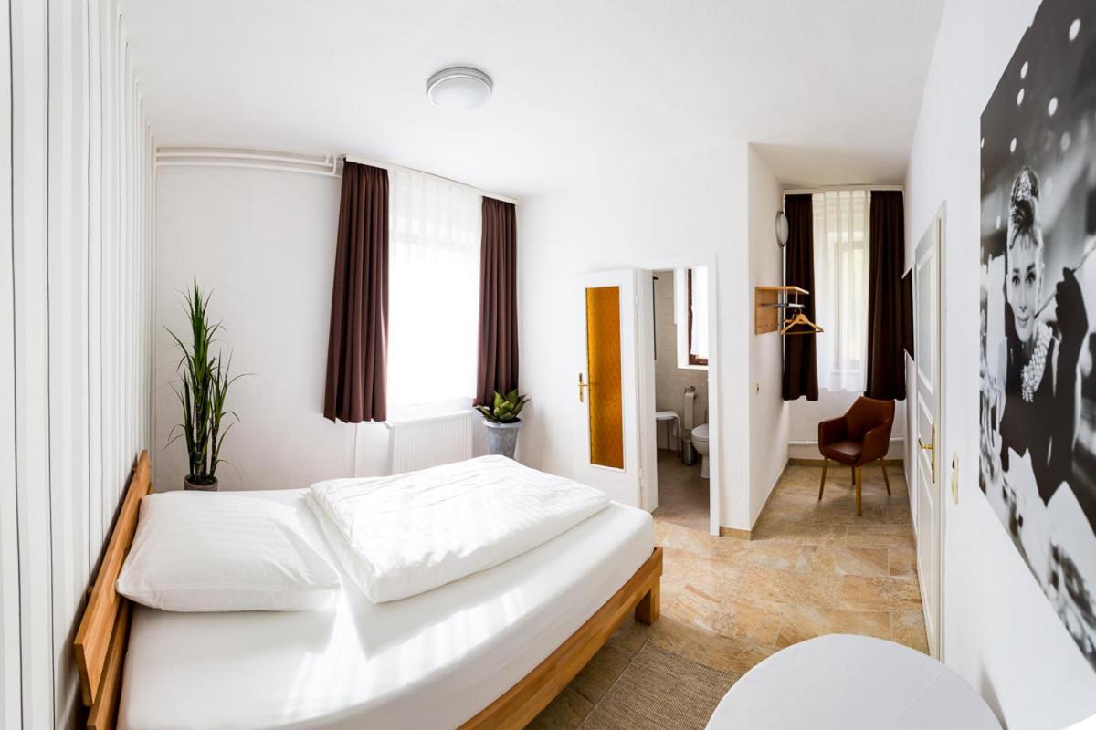 Single Room with Bathroom photo 2